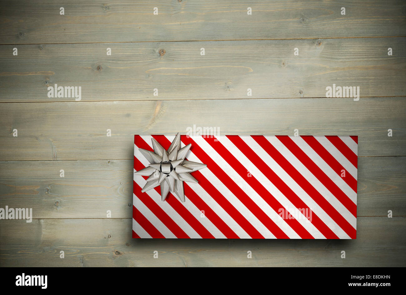 Immagine composita del regalo di natale con archetto Foto Stock