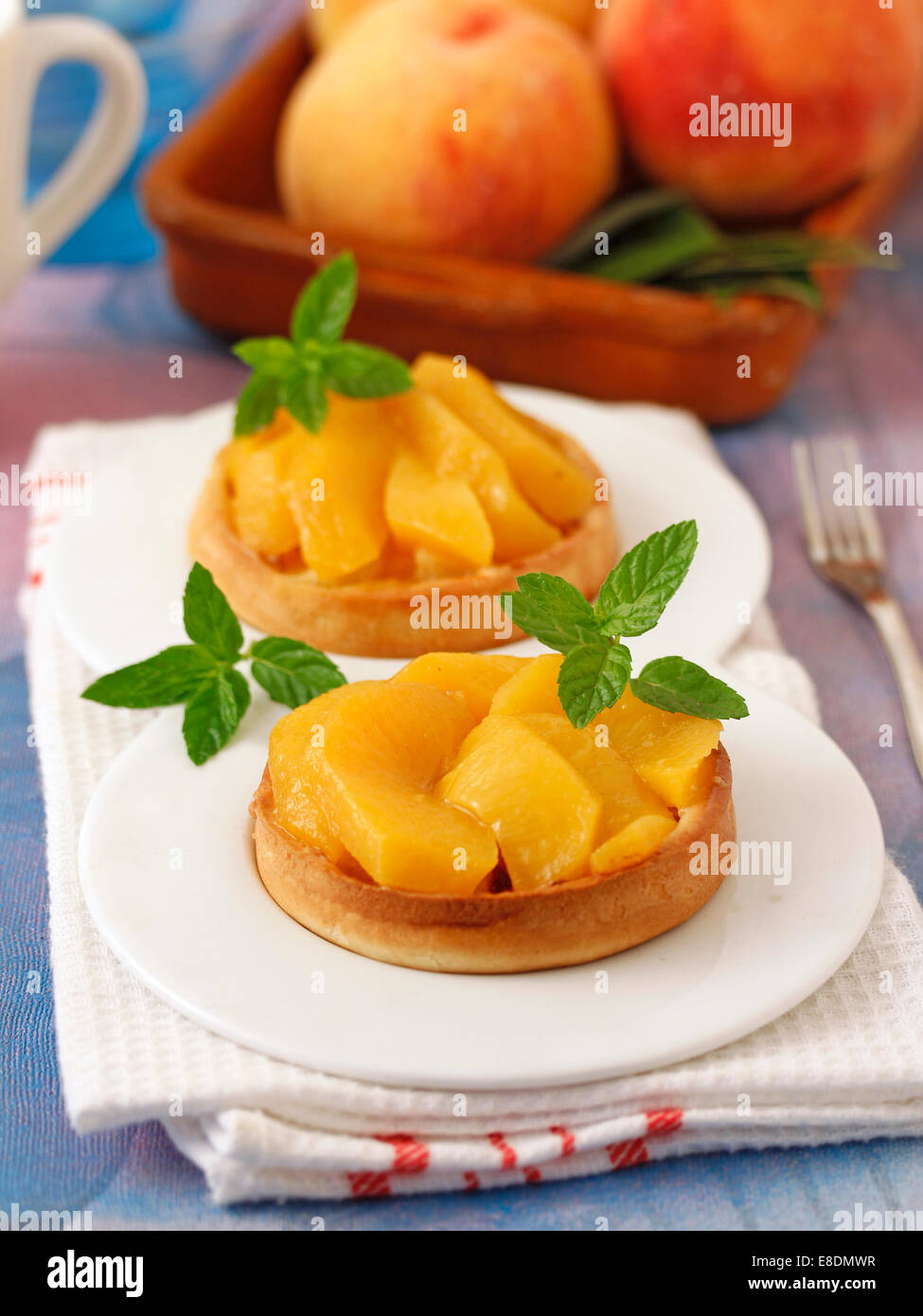 Peach canapes. Ricetta disponibile. Foto Stock