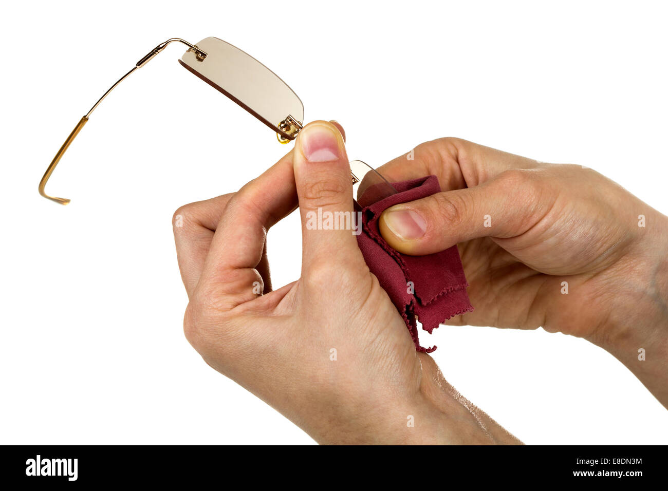 Donne pulizia delle mani degli occhiali su uno sfondo bianco Foto Stock