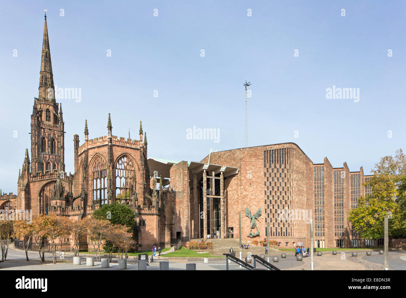 Le rovine della vecchia e della nuova adiacente St Michael's Cathedral, Coventry, Warwickshire, Inghilterra, Regno Unito Foto Stock