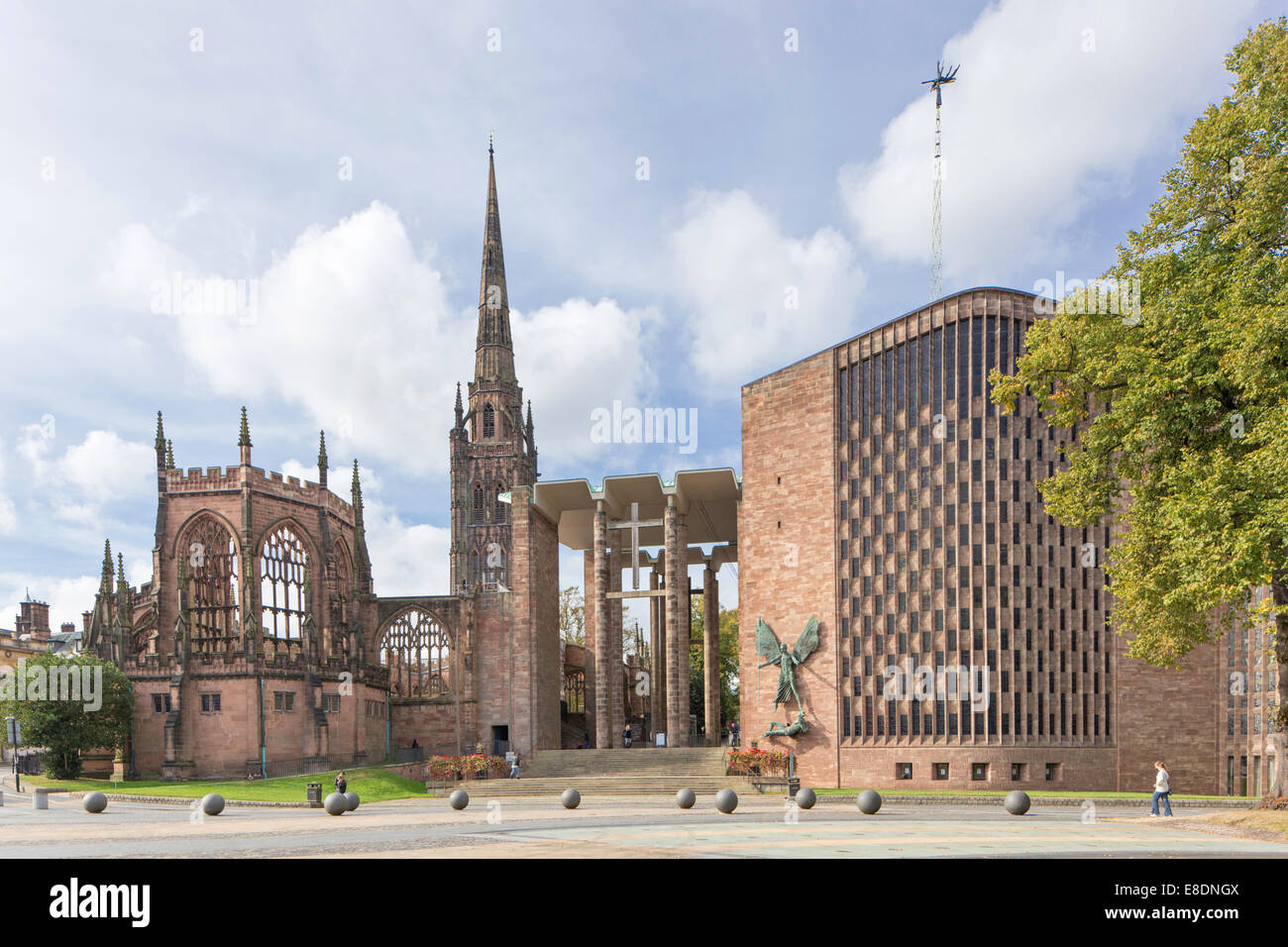 Le rovine della vecchia e della nuova adiacente St Michael's Cathedral, Coventry, Warwickshire, Inghilterra, Regno Unito Foto Stock