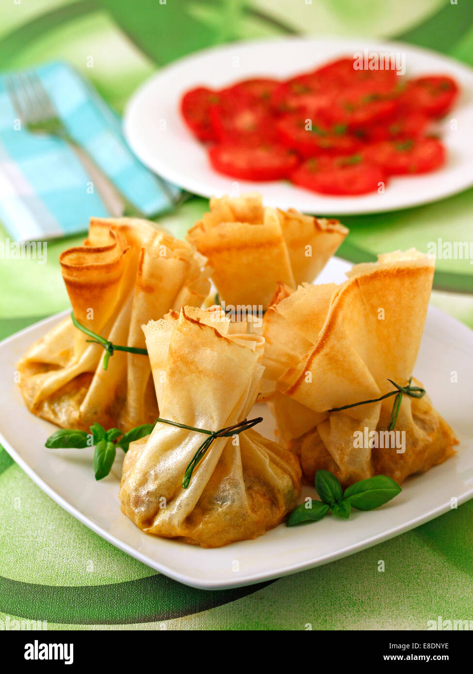 Piccoli sacchetti con verdure e tofu. Ricetta disponibile. Foto Stock