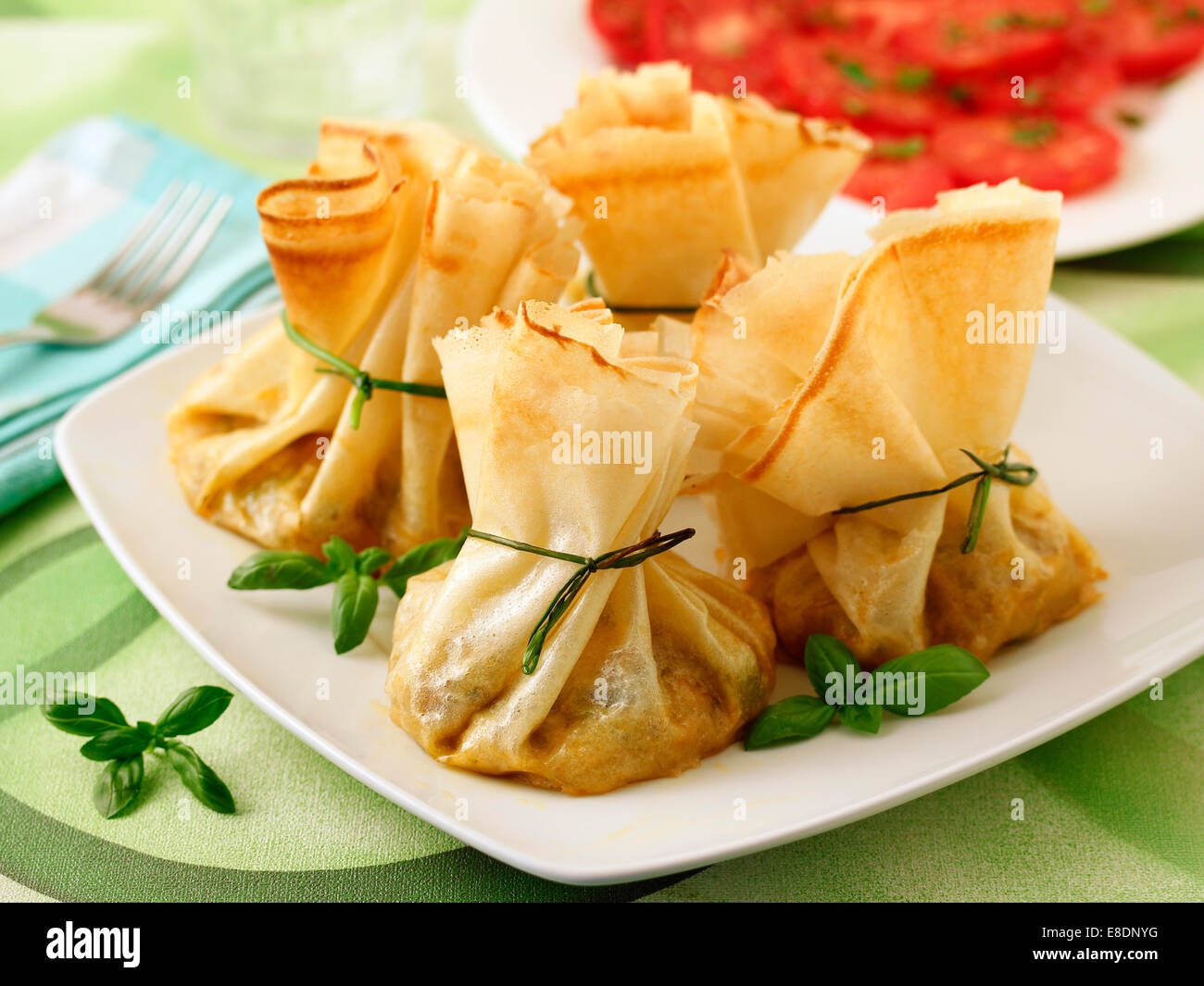 Piccoli sacchetti con verdure e tofu. Ricetta disponibile. Foto Stock