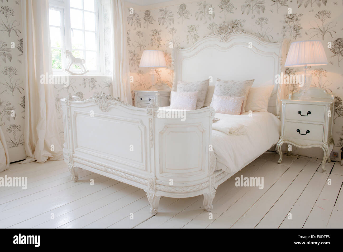 Un esempio camera da letto dalla camera francese azienda basata nel Sussex, Regno Unito. Foto Stock