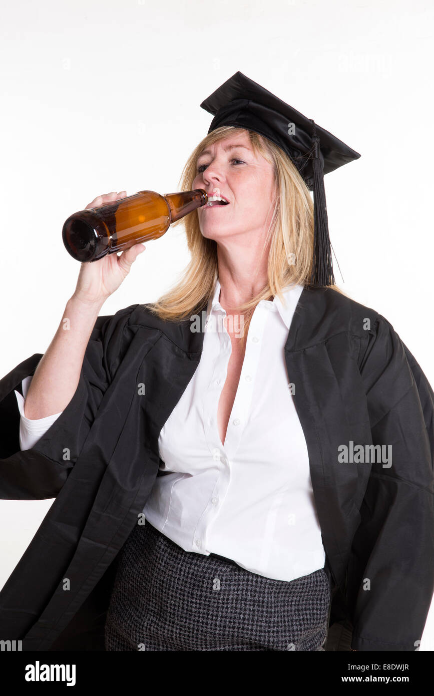 Bere birra universitario femminile studente maturo di bere birra da una bottiglia marrone Foto Stock