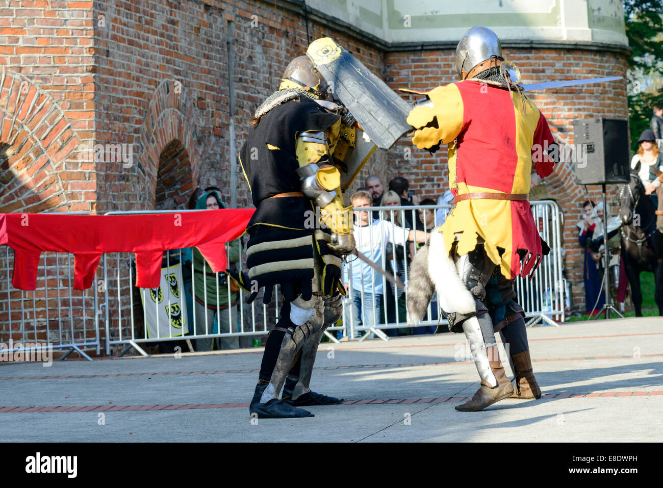 Gli appassionati dei vecchi cavalieri mostrano i loro costumi e le competenze in un duello presso il Centro Culturale "castello" - Lesnica a Wroclaw in Polonia Foto Stock