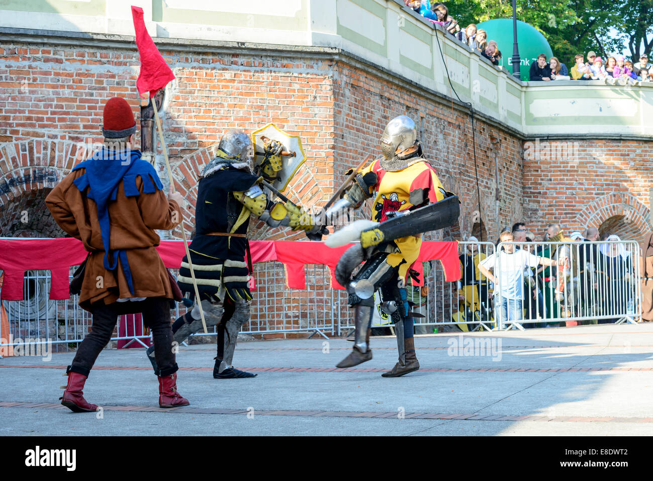 Gli appassionati dei vecchi cavalieri mostrano i loro costumi e le competenze in un duello presso il Centro Culturale "castello" - Lesnica a Wroclaw in Polonia Foto Stock