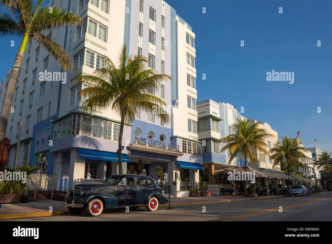 1940S BUICK EIGHT COUPE ©GENERAL MOTORS CORP 1940) PARK CENTRAL HOTEL (©HENRY HOHAUSER 1937) OCEAN DRIVE SOUTH BEACH MIAMI BEACH FLORIDA USA Foto Stock