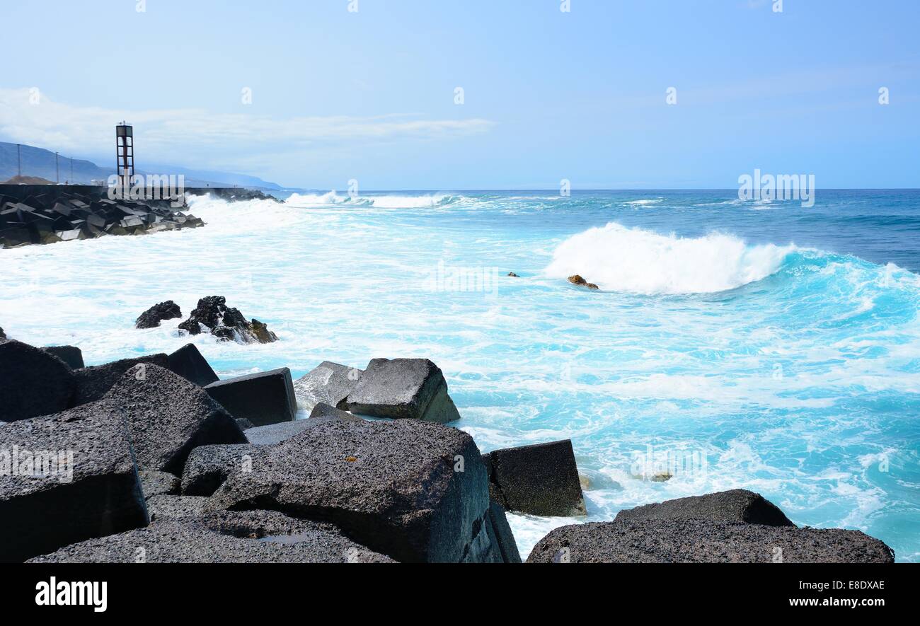 Costa artificiale nell'Oceano Atlantico creato da blocchi di pietra in Puerto de la Cruz, Tenerife, Spagna. Foto Stock