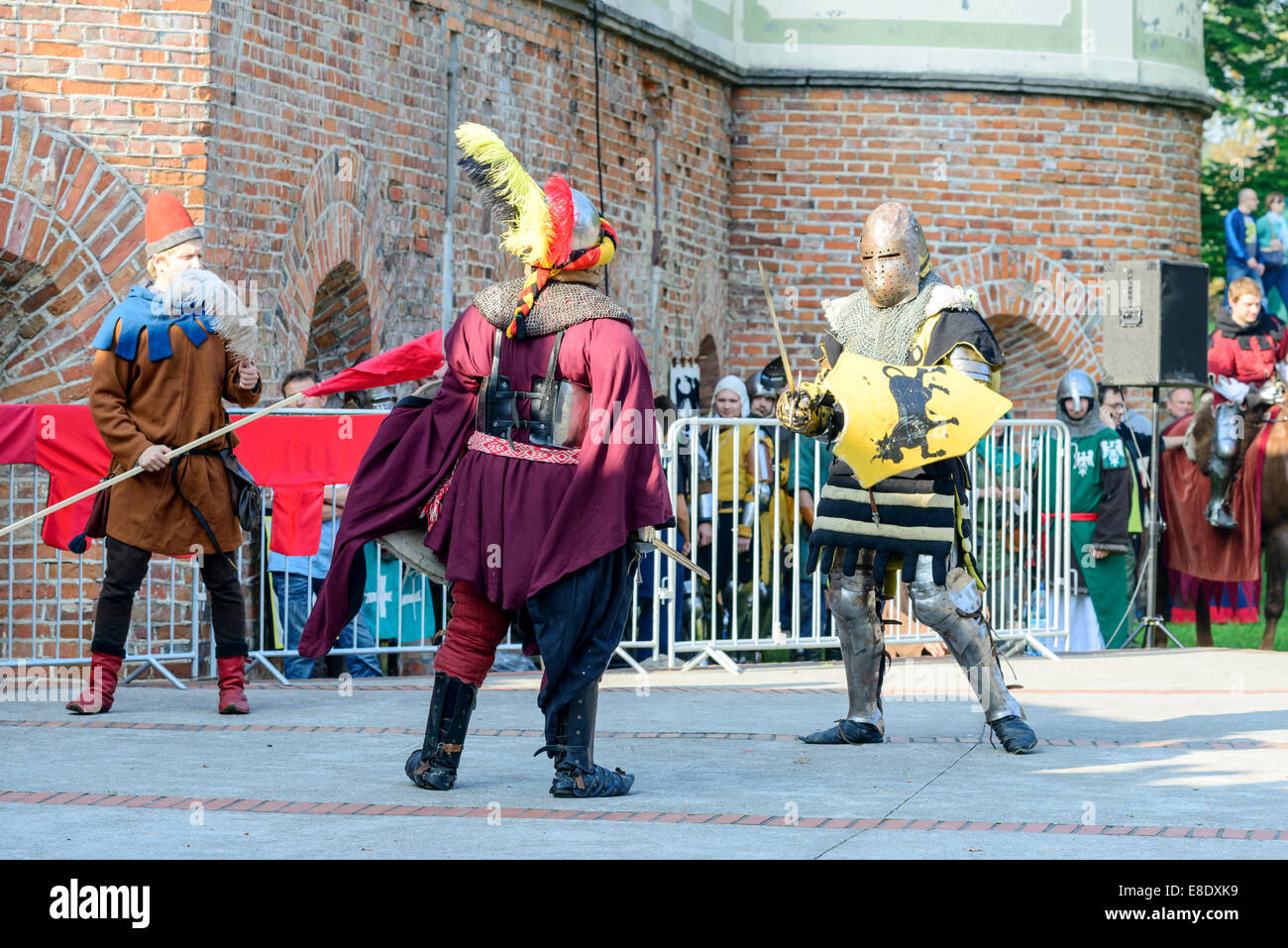 Gli appassionati dei vecchi cavalieri mostrano i loro costumi e le competenze in un duello presso il Centro Culturale "castello" - Lesnica a Wroclaw in Polonia Foto Stock