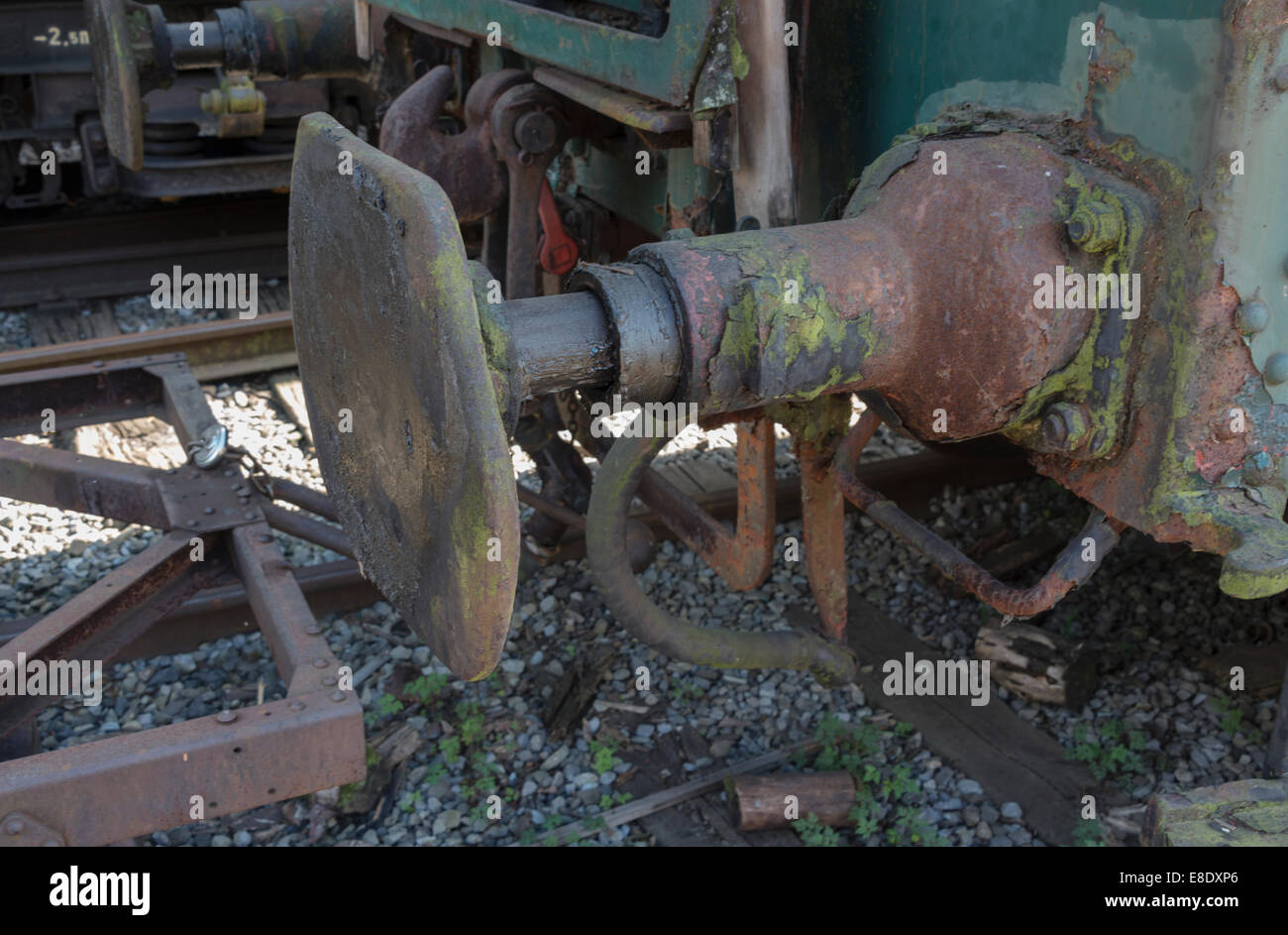Ferro vecchio arrugginito buffer in treno con la ferrovia via Foto Stock