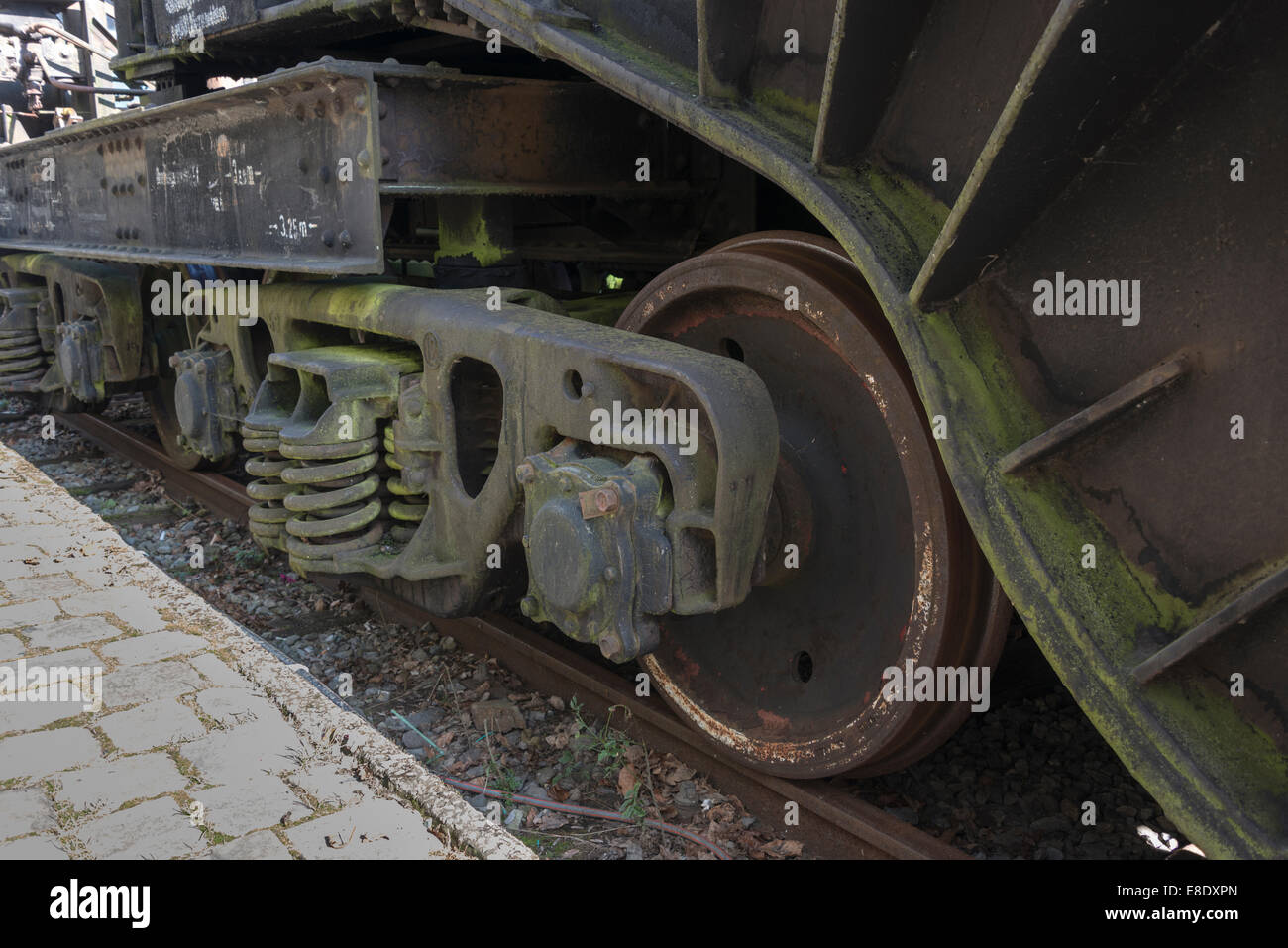 Vecchio arrugginito le ruote sporche dal treno sulla Ferrovia Foto Stock