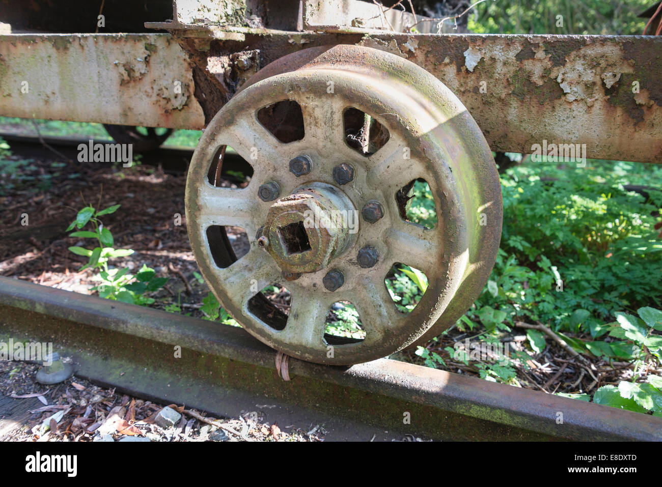 Dettaglio vecchio arrugginito ruota dal treno con studbolds Foto Stock