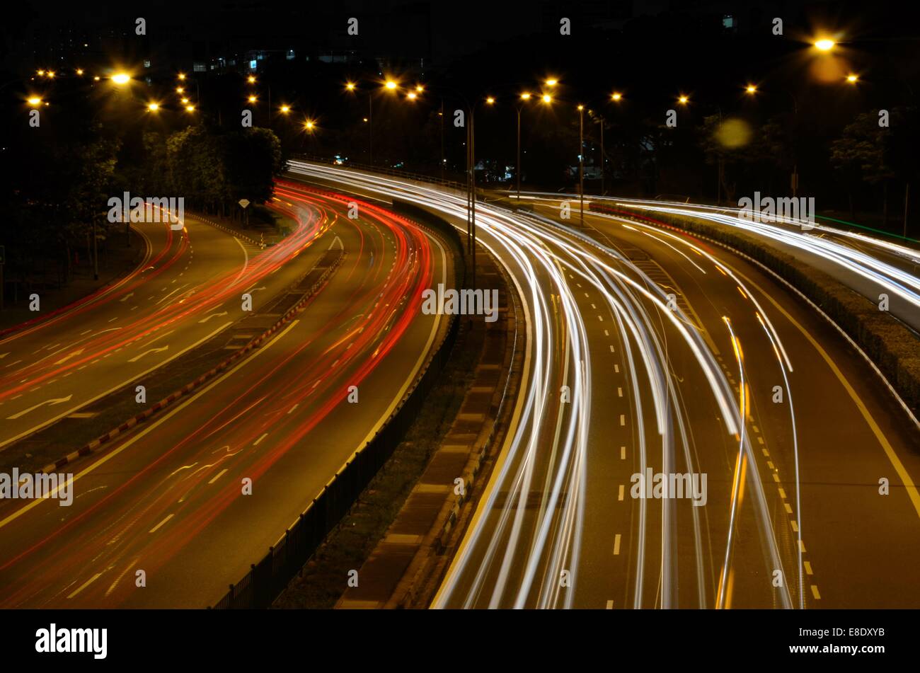 Rosso e bianco auto di traffico del fascio di luce di percorsi su strada Braddell cavalcavia Singapore foto di notte Foto Stock
