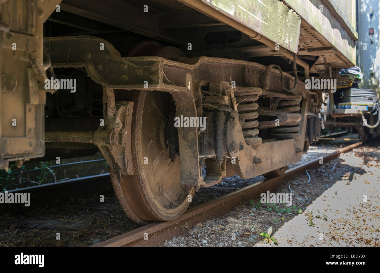 Vecchio arrugginito le ruote sporche dal treno sulla Ferrovia a hombourg Belgio Foto Stock
