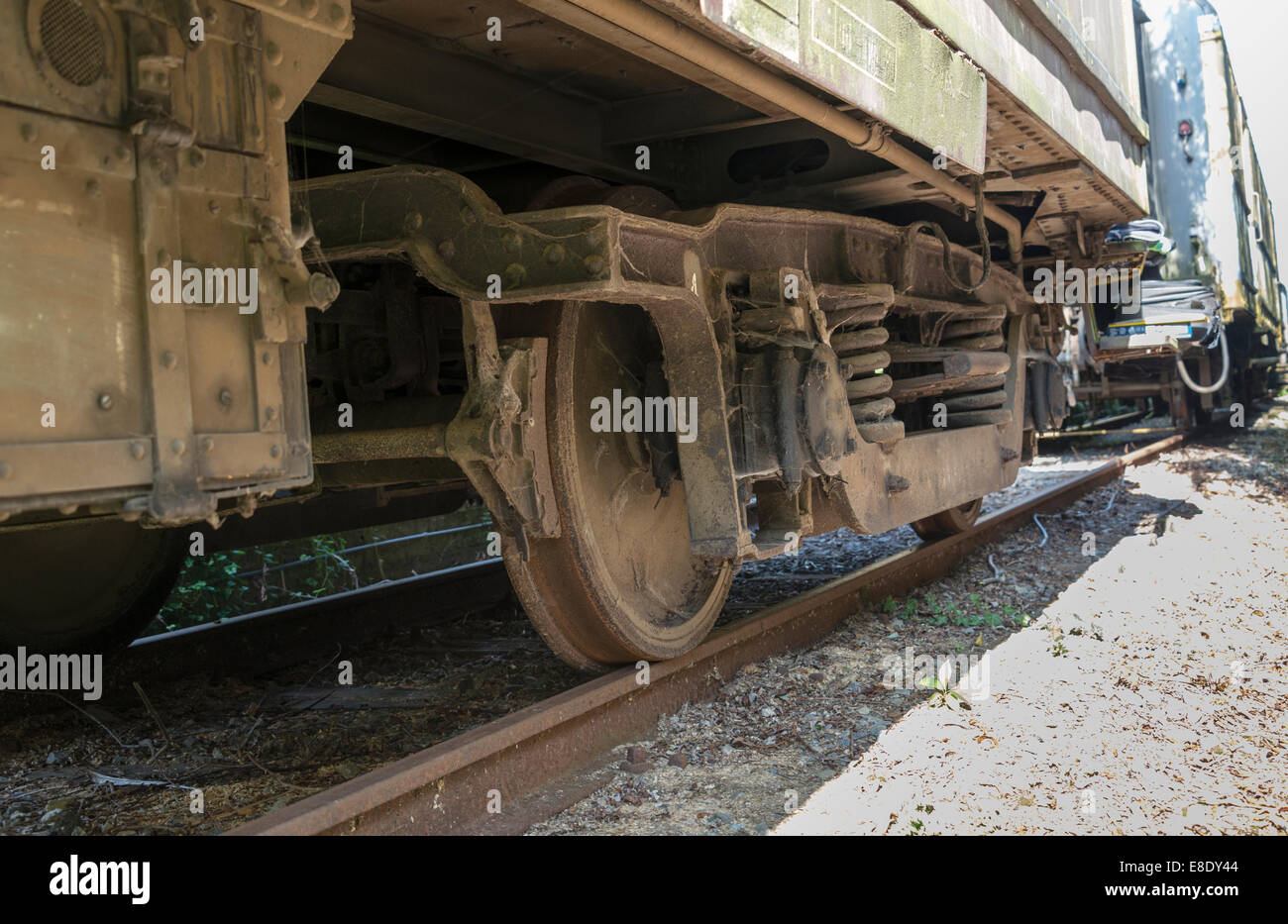 Vecchio rosted le ruote sporche dal treno sulla Ferrovia Foto Stock