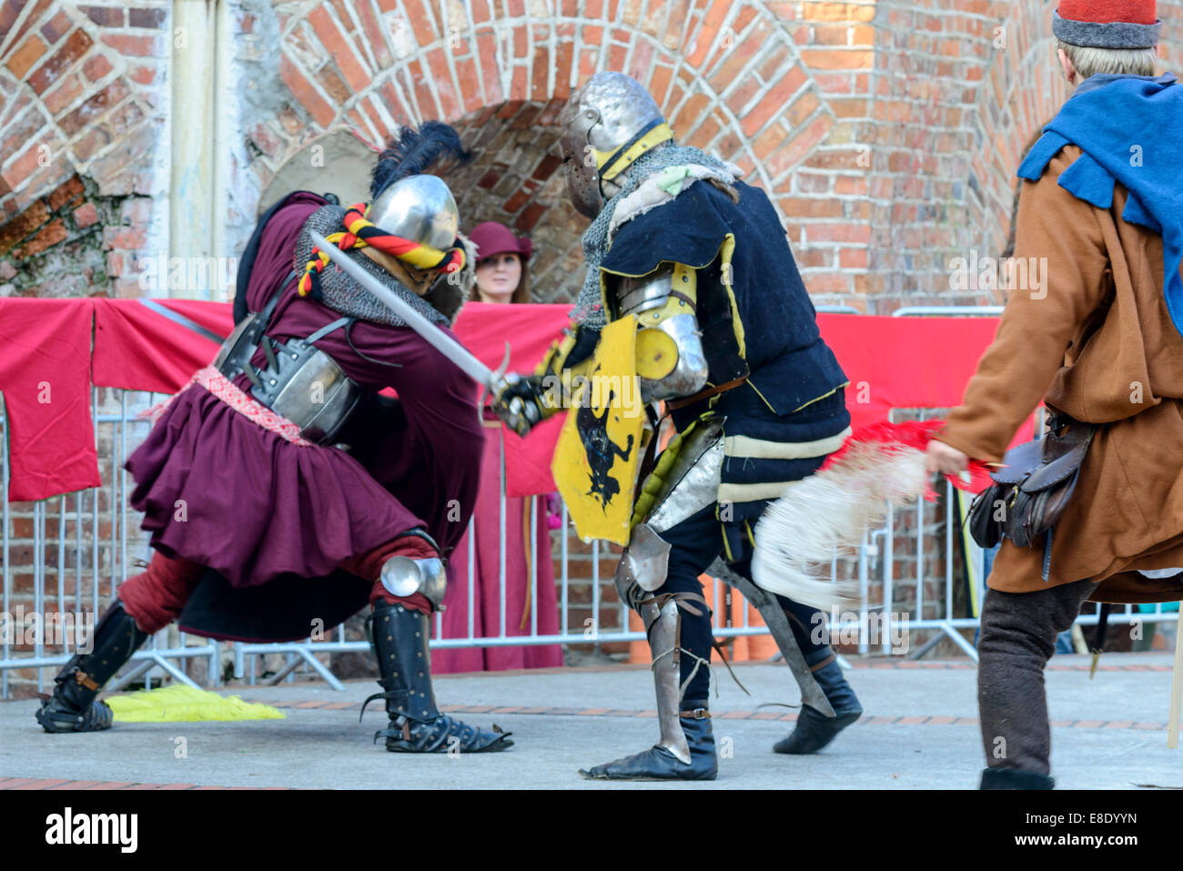 Gli appassionati dei vecchi cavalieri mostrano i loro costumi e le competenze in un duello presso il Centro Culturale "castello" - Lesnica a Wroclaw in Polonia Foto Stock