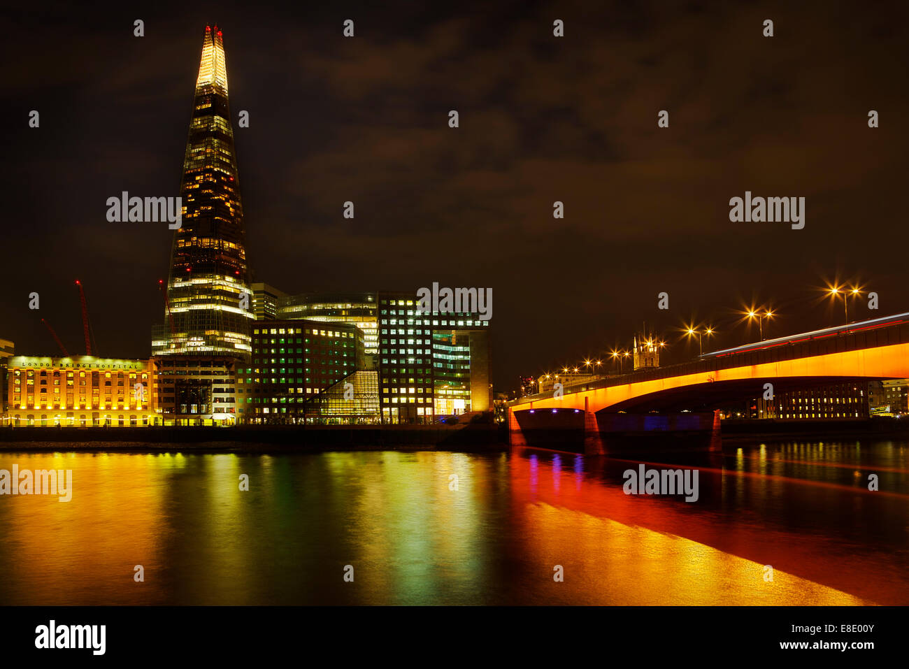 Londra di notte il fiume Tamigi e il Ponte di Londra con la Shard sullo skyline Foto Stock