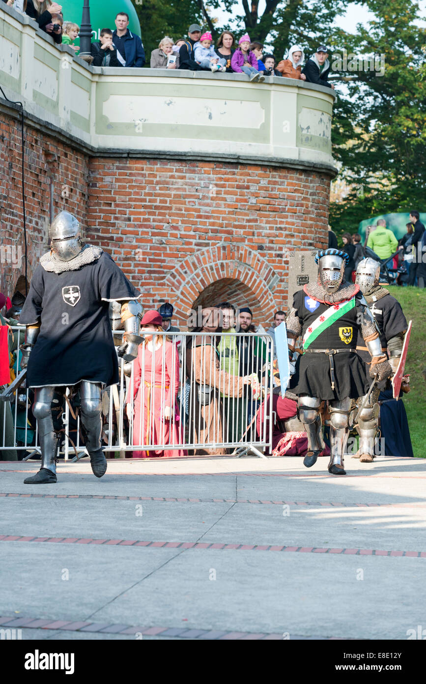 Gli appassionati dei vecchi cavalieri mostrano i loro costumi e le competenze in un duello presso il Centro Culturale "castello" - Lesnica a Wroclaw in Polonia Foto Stock
