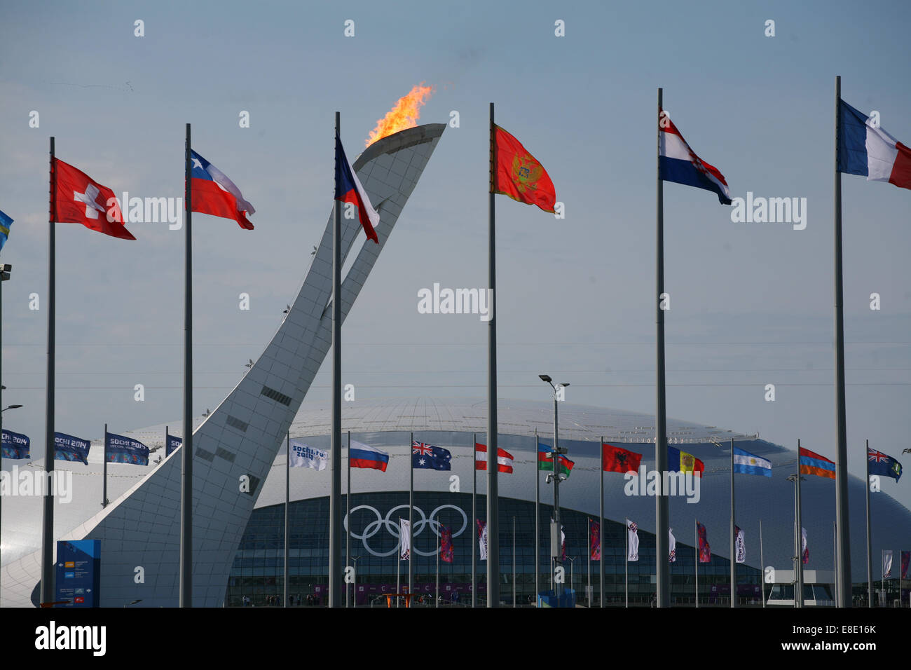 Olympic bandiere che circonda la fiamma olimpica Sochi giochi invernali2014 Foto Stock