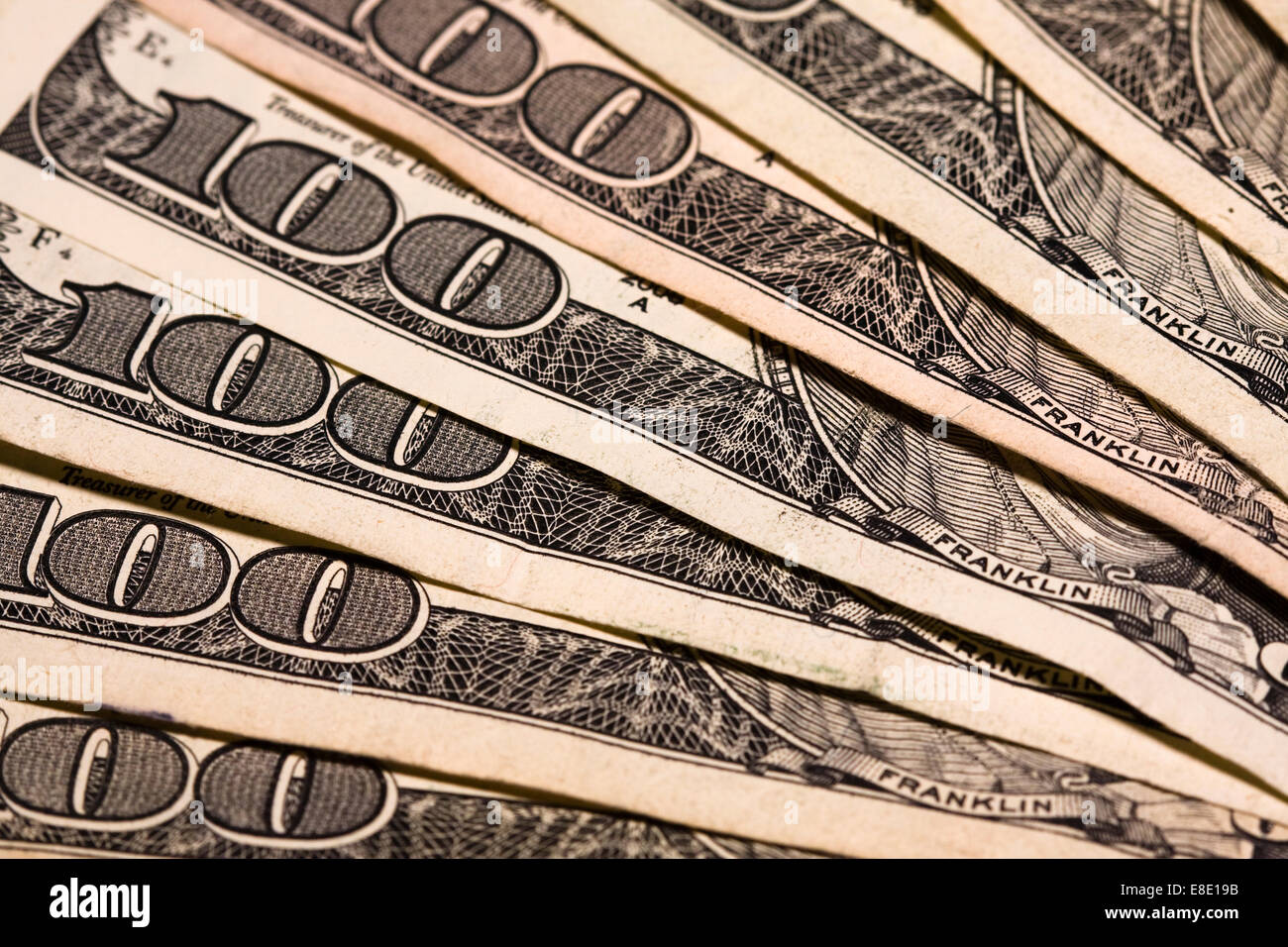Molte centinaia di fatture del dollaro ventaglio sul tavolo Foto Stock