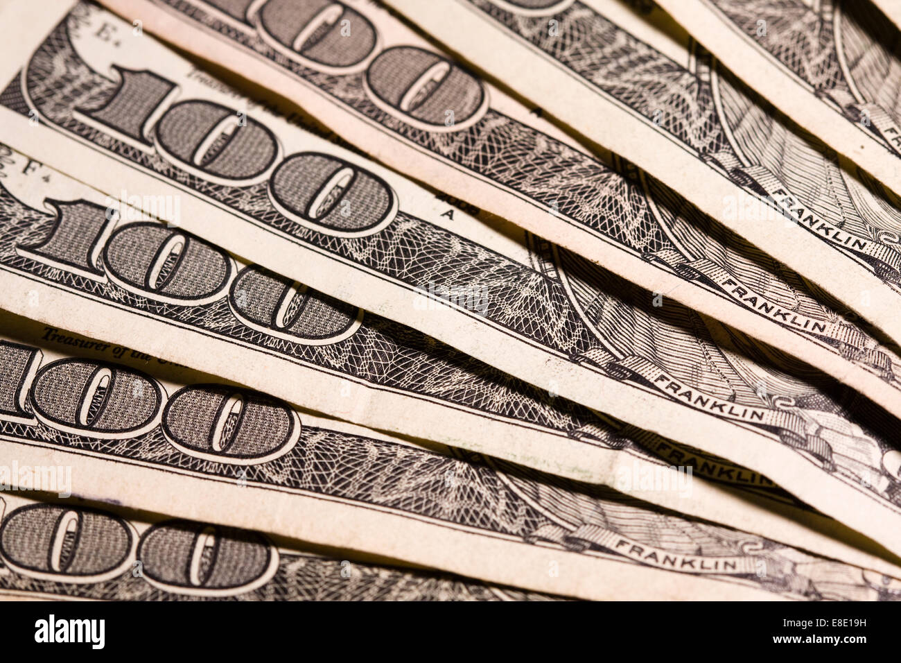 Molte centinaia di fatture del dollaro ventaglio sul tavolo Foto Stock
