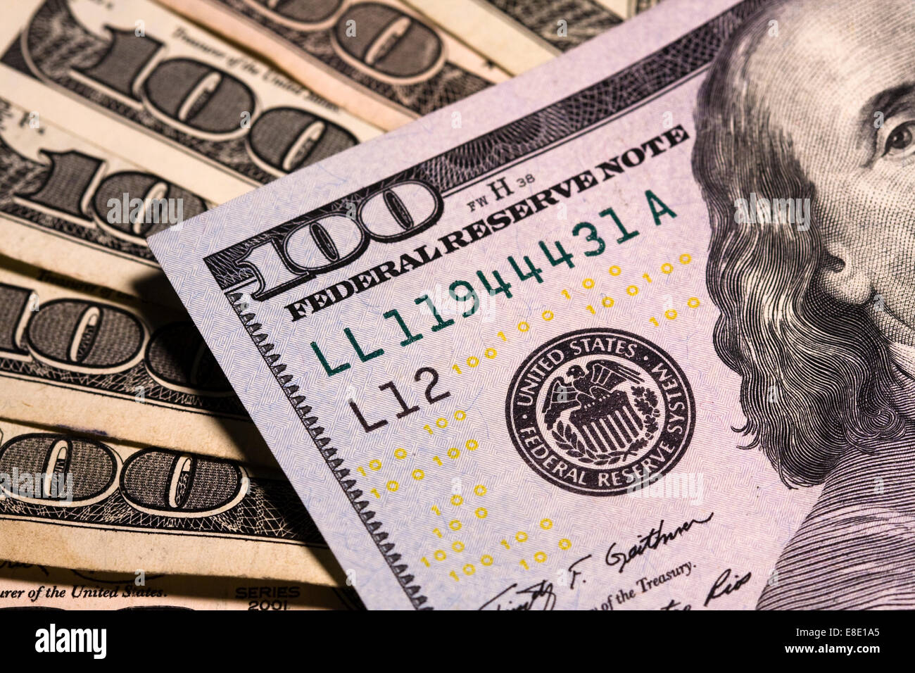Molte centinaia di fatture del dollaro sparsi che mostra la Federal Reserve di tenuta con giallo, nero e blu stampa micro Foto Stock