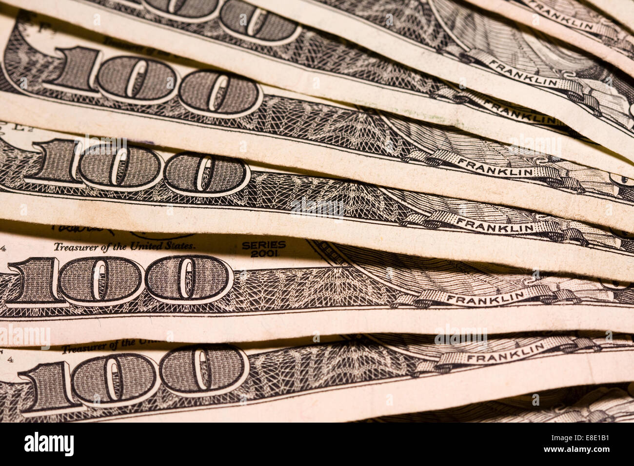 Molte centinaia di fatture del dollaro ventaglio sul tavolo Foto Stock