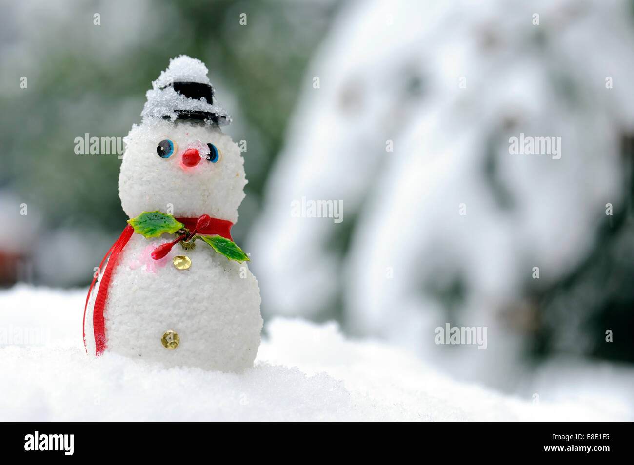 Orecchini a bottone a forma di pupazzo di neve dipinti a mano / Gioielli invernali ipoallergenici / Gioielli in legno d'acero leggero - Italia