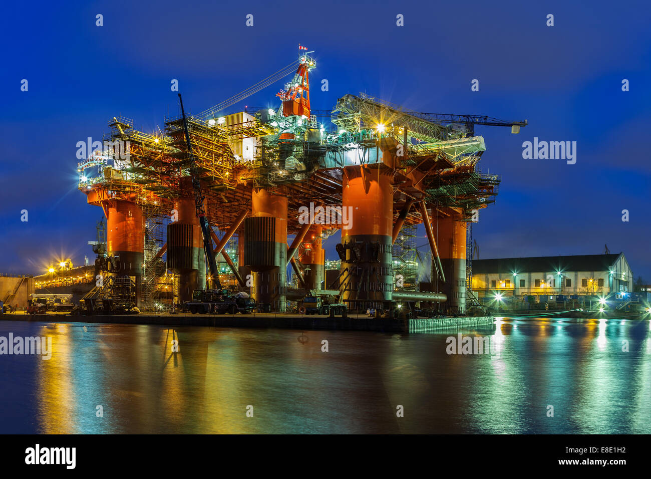 Oil Rig in cantiere per la manutenzione di notte. Foto Stock