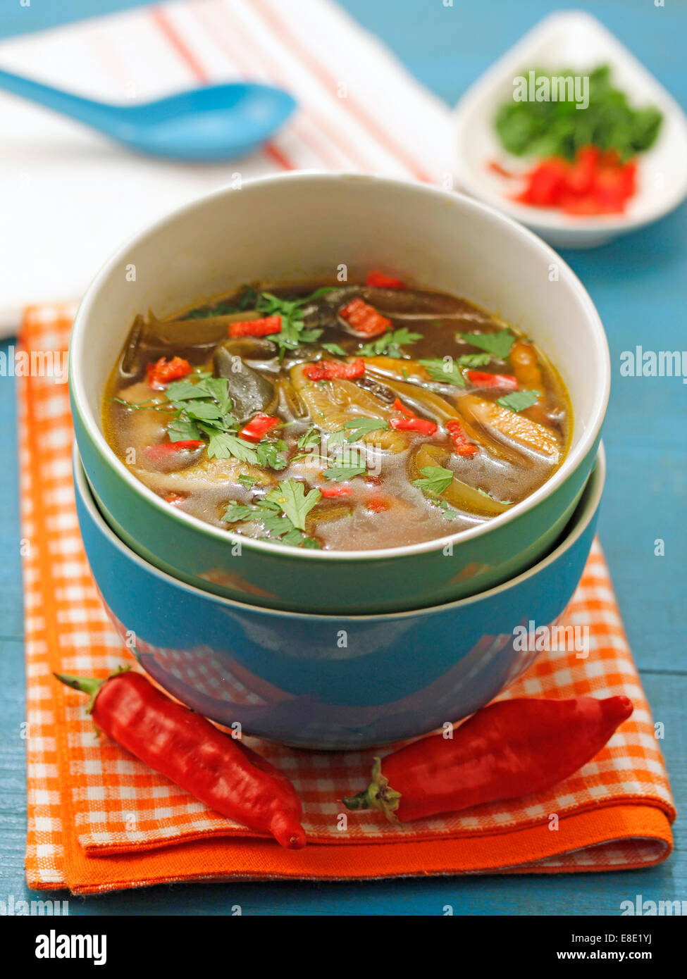 I funghi e le alghe zuppa. Ricetta disponibile. Foto Stock