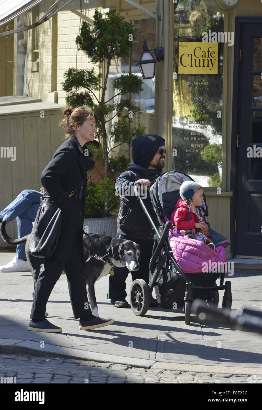 Peter Dinklage e famiglia e circa a Manhattan con: Peter Dinklage,Erica Schmidt,Zelig Dinklage dove: la città di New York, New York, Stati Uniti quando: 03 Apr 2014 Foto Stock