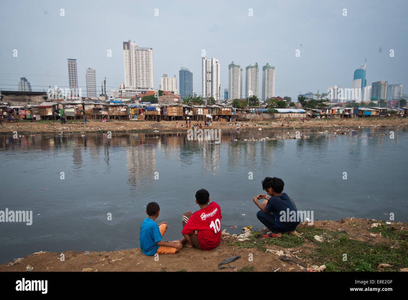 (141006) -- JAKARTA, 6 ott. 2014 (Xinhua) -- i bambini da delle baraccopoli zona play dal fiume Ciliwung a Jakarta, Indonesia, 6 ott. 2014, il World Habitat Day. Quest'anno il tema della Giornata mondiale dell'Habitat è 'Vocale dalla baraccopoli". (Xinhua/Veri Sanovri) Foto Stock