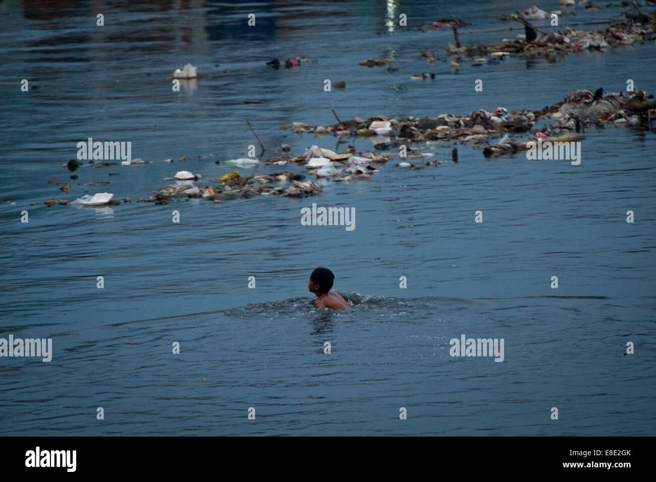 (141006) -- JAKARTA, 6 ott. 2014 (Xinhua) -- Un bambino da delle baraccopoli zona nuota nel fiume Ciliwung a Jakarta, Indonesia, 6 ott. 2014, il World Habitat Day. Quest'anno il tema della Giornata mondiale dell'Habitat è 'Vocale dalla baraccopoli". (Xinhua/Veri Sanovri) Foto Stock