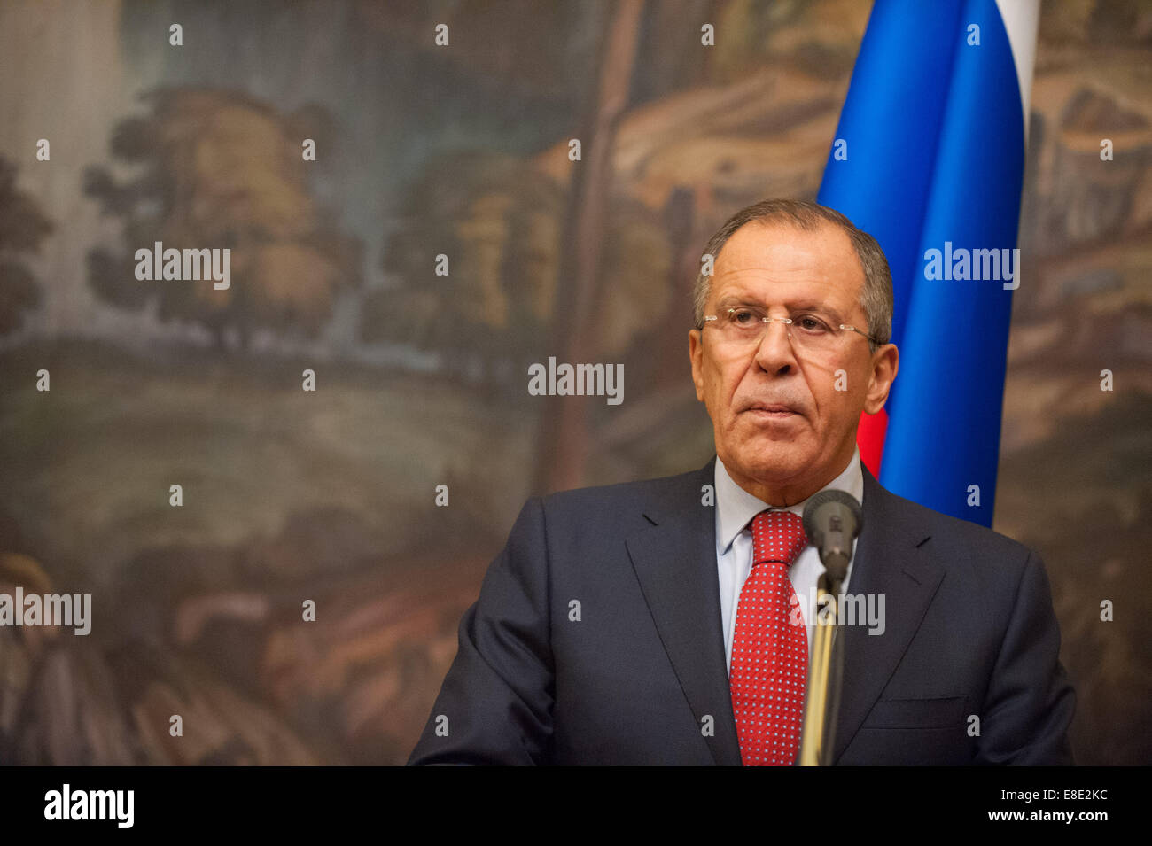 (141006) -- Mosca, 6 ott. 2014 (Xinhua) -- Ministro degli affari esteri russo Sergei Lavrov parla durante una conferenza stampa a Mosca, in Russia, il 6 ottobre 2014.(Xinhua/Dai Tianfang) Foto Stock