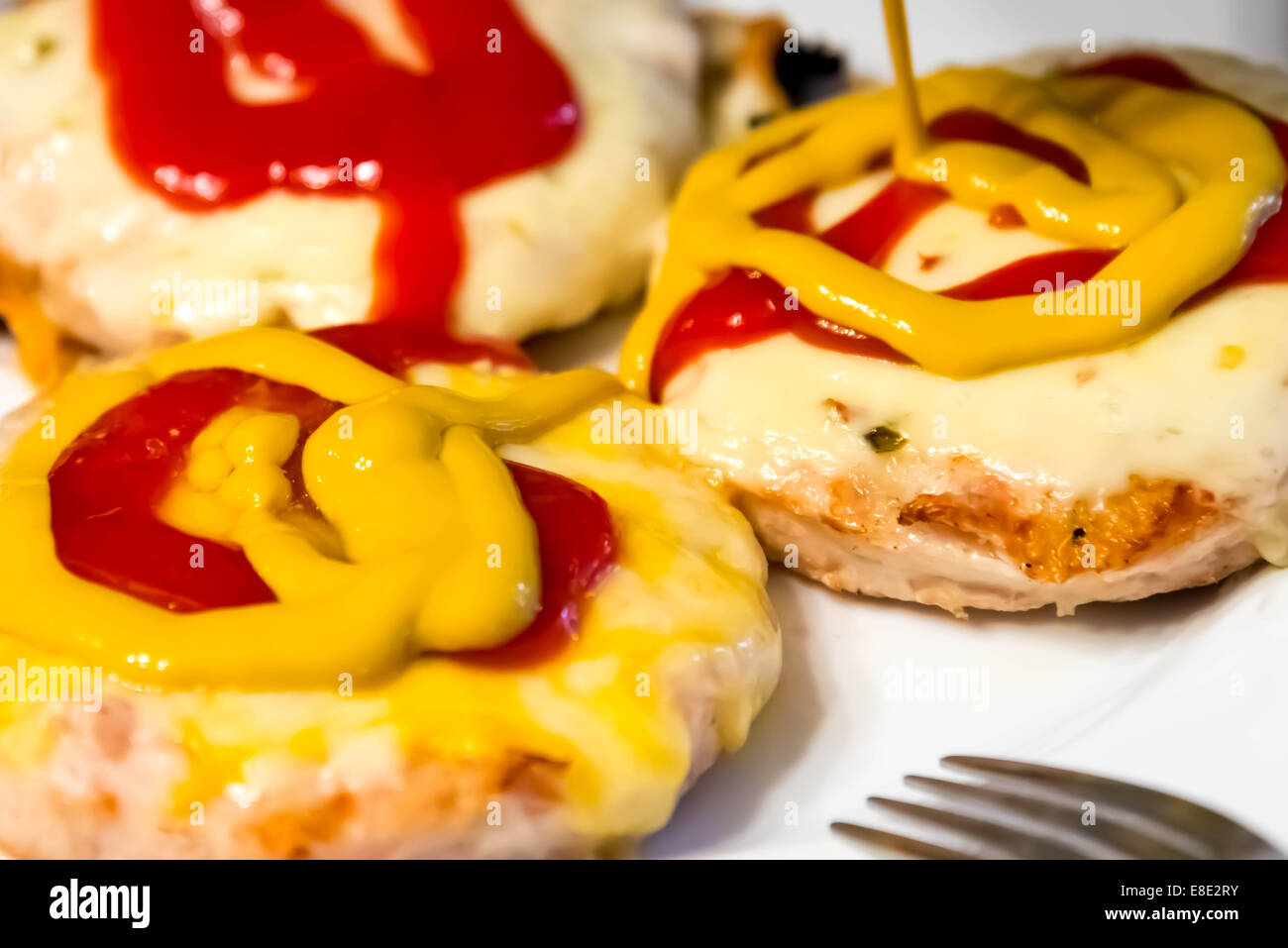 Cheeseburger con condimenti pronti per mangiare Foto Stock