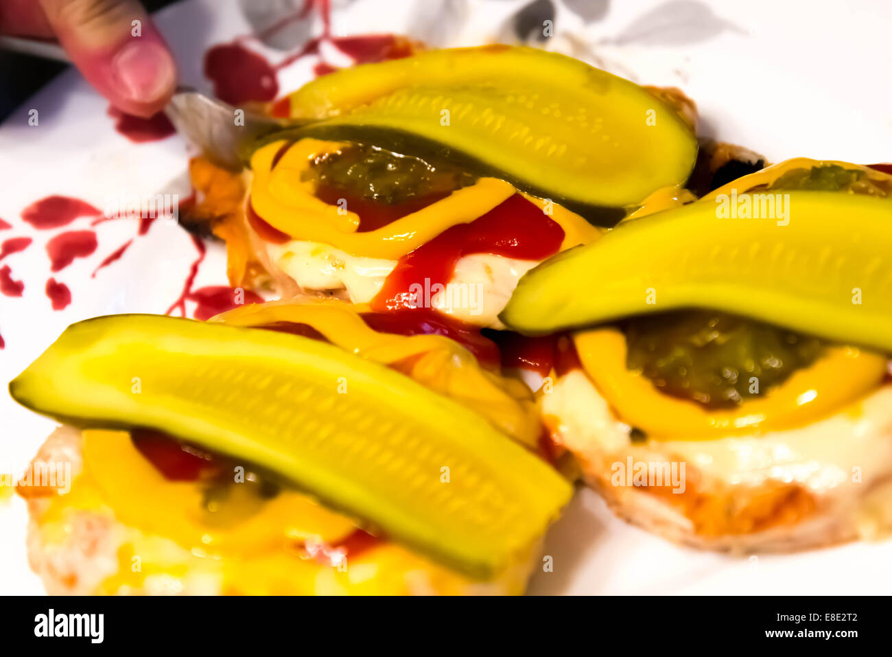 Cheeseburger con condimenti pronti per mangiare Foto Stock