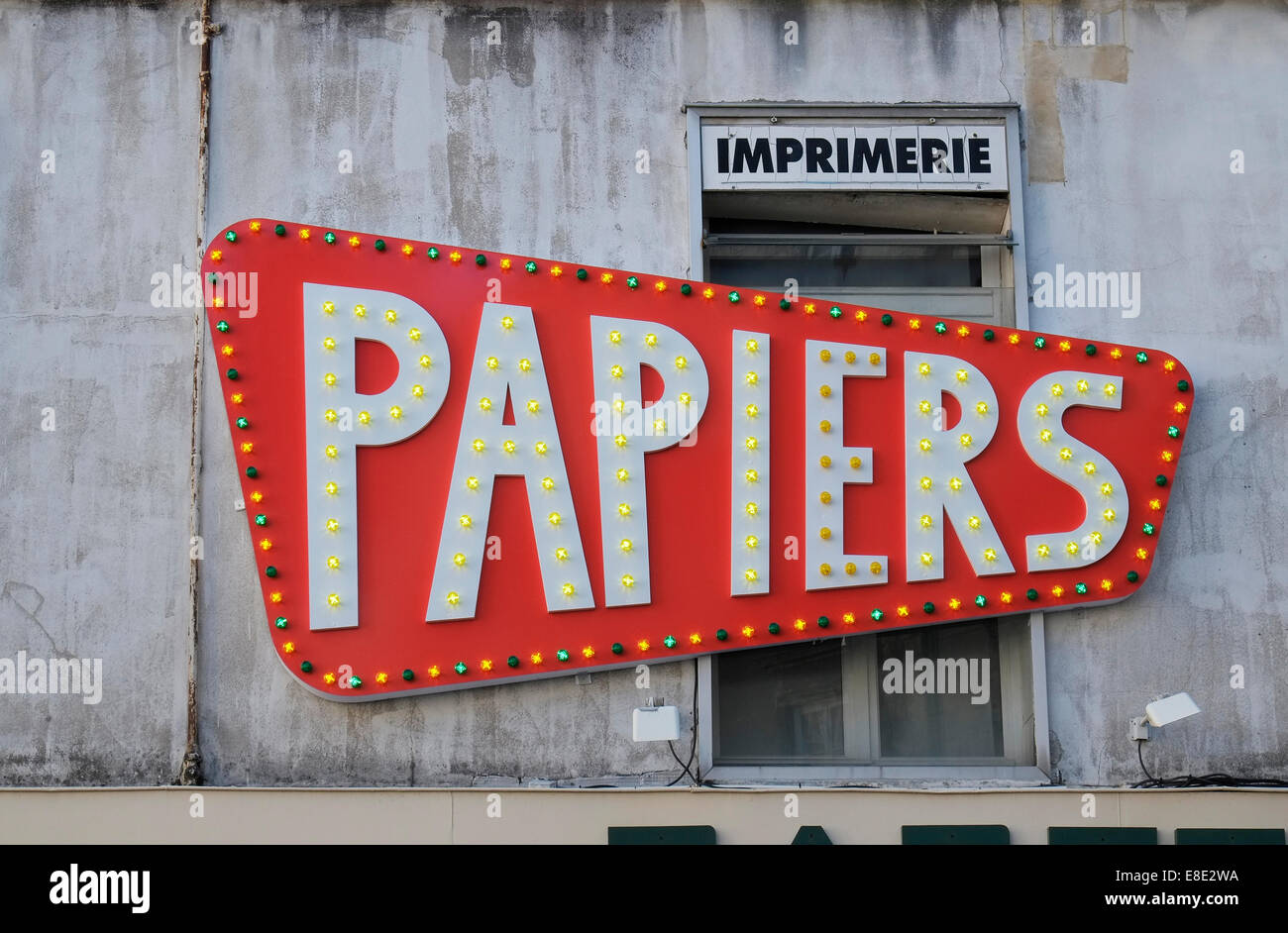 Papiers francesi segno sulla parete edilizia, Nantes, Francia Foto Stock