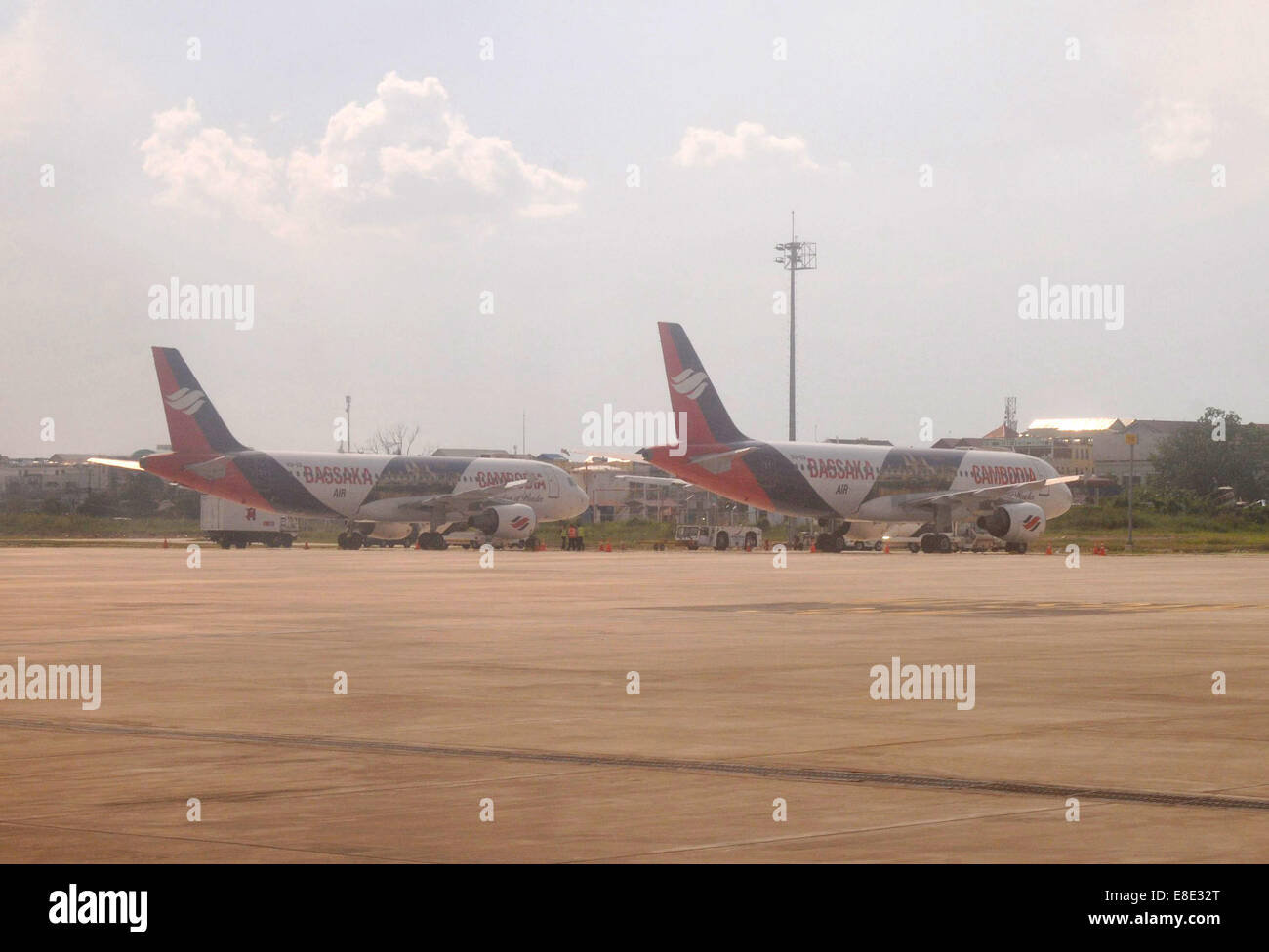 (141006) -- Phnom Penh, 6 ott. 2014 (Xinhua) -- Bassaka aria-branded Airbus A320s sono visti all'Aeroporto Internazionale di Phnom Penh in Phnom Penh Cambogia, 6 ott. 2014. La Cambogia dell Aviazione Civile lunedì operazioni approvate per un nuovo cinese-investito Bassaka aria, che si prevede di adottare per i cieli da ottobre. (Xinhua/Li Hong) Foto Stock