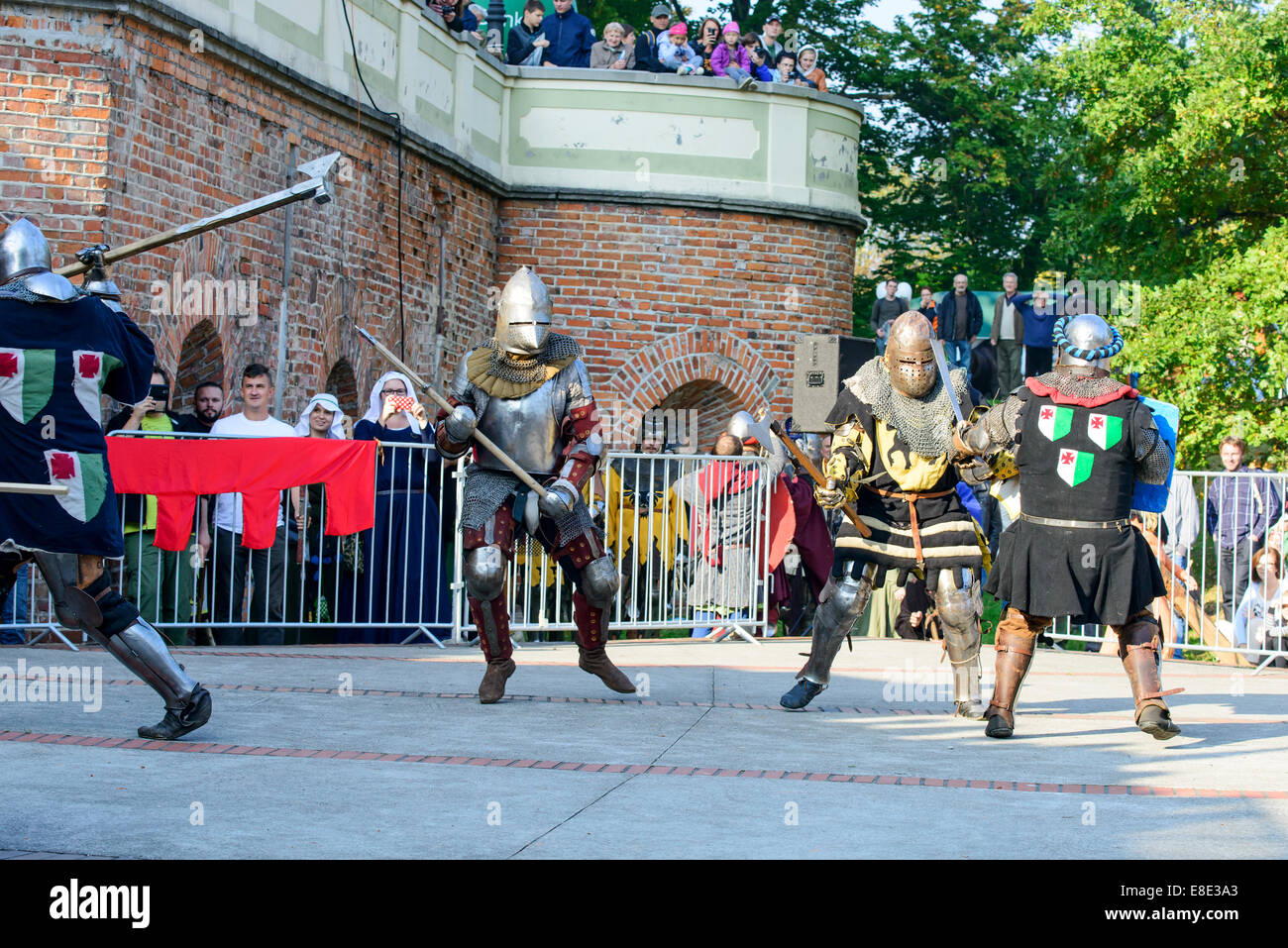 Gli appassionati dei vecchi cavalieri mostrano i loro costumi e le competenze in un duello presso il Centro Culturale "castello" - Lesnica a Wroclaw in Polonia Foto Stock