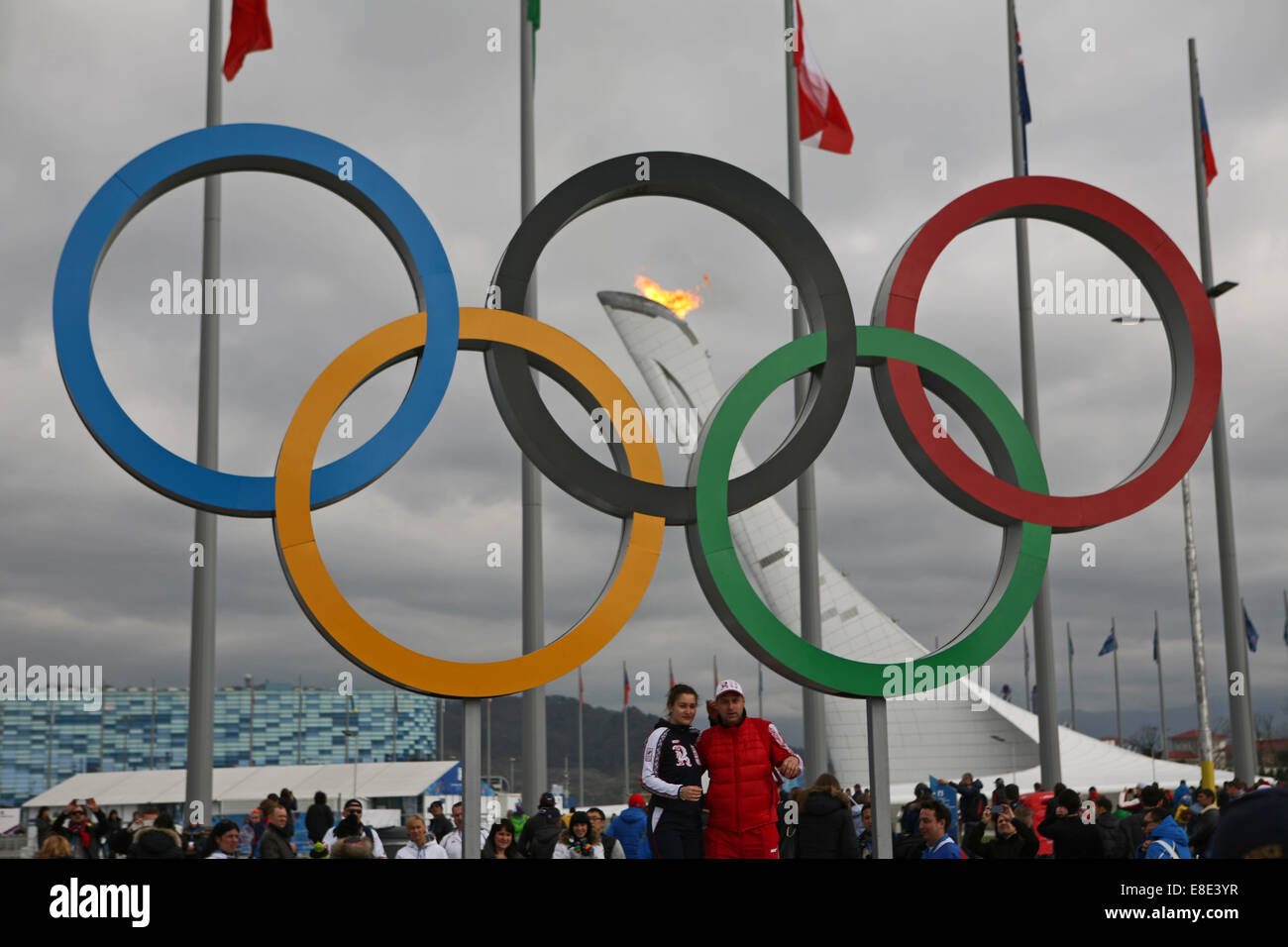 Anelli olimpici con fiamma Sochi in background 2014 Foto Stock