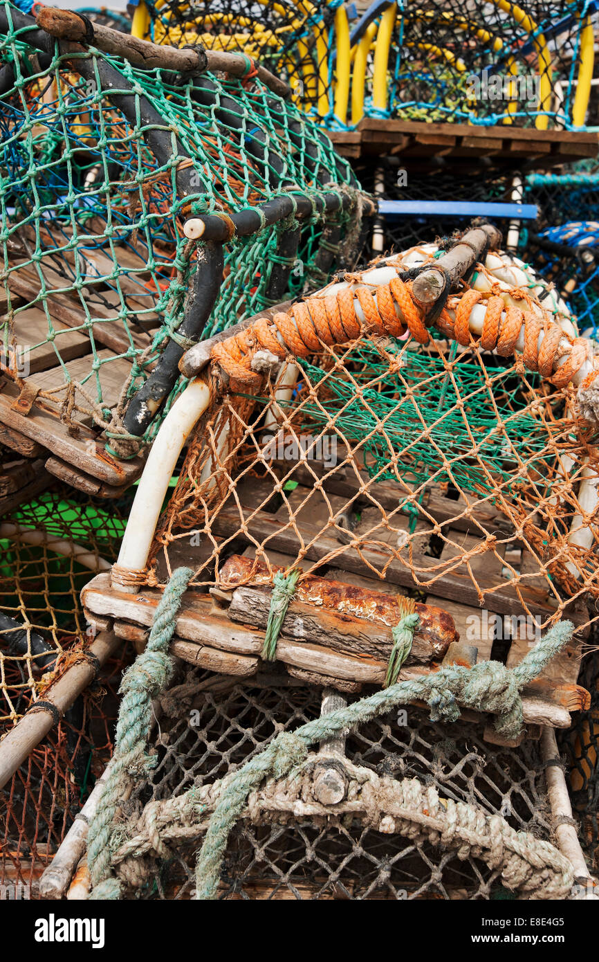 Primo piano di pentole di aragosta di granchio trappola per la pesca cattura l'attrezzatura sulla banchina North Yorkshire Inghilterra Regno Unito Gran Bretagna Foto Stock