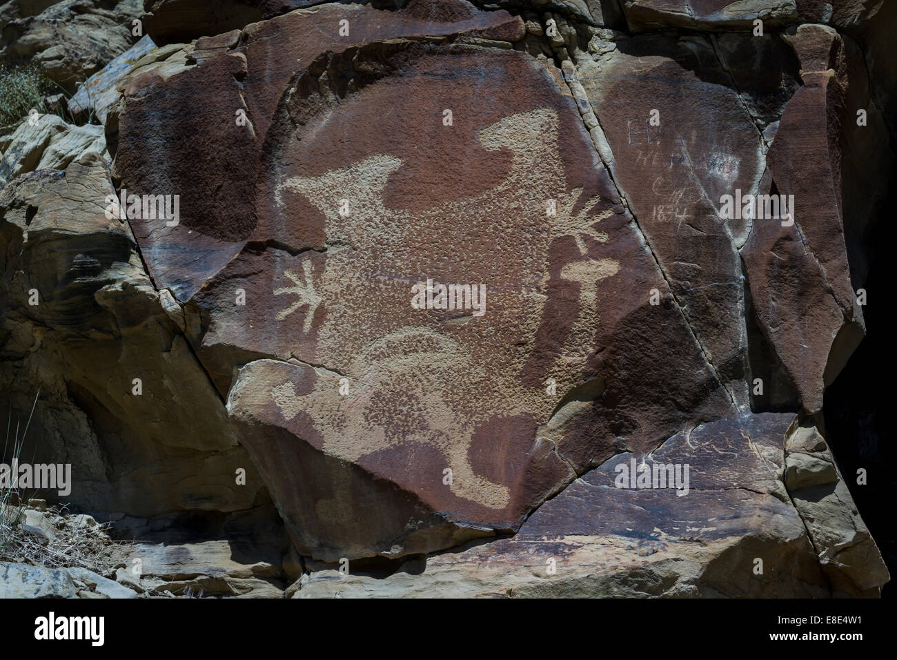 Antiche raffigurazioni o incisioni rupestri trovate in Wyoming. Alcuni pensavano di essere più di diecimila anni Foto Stock