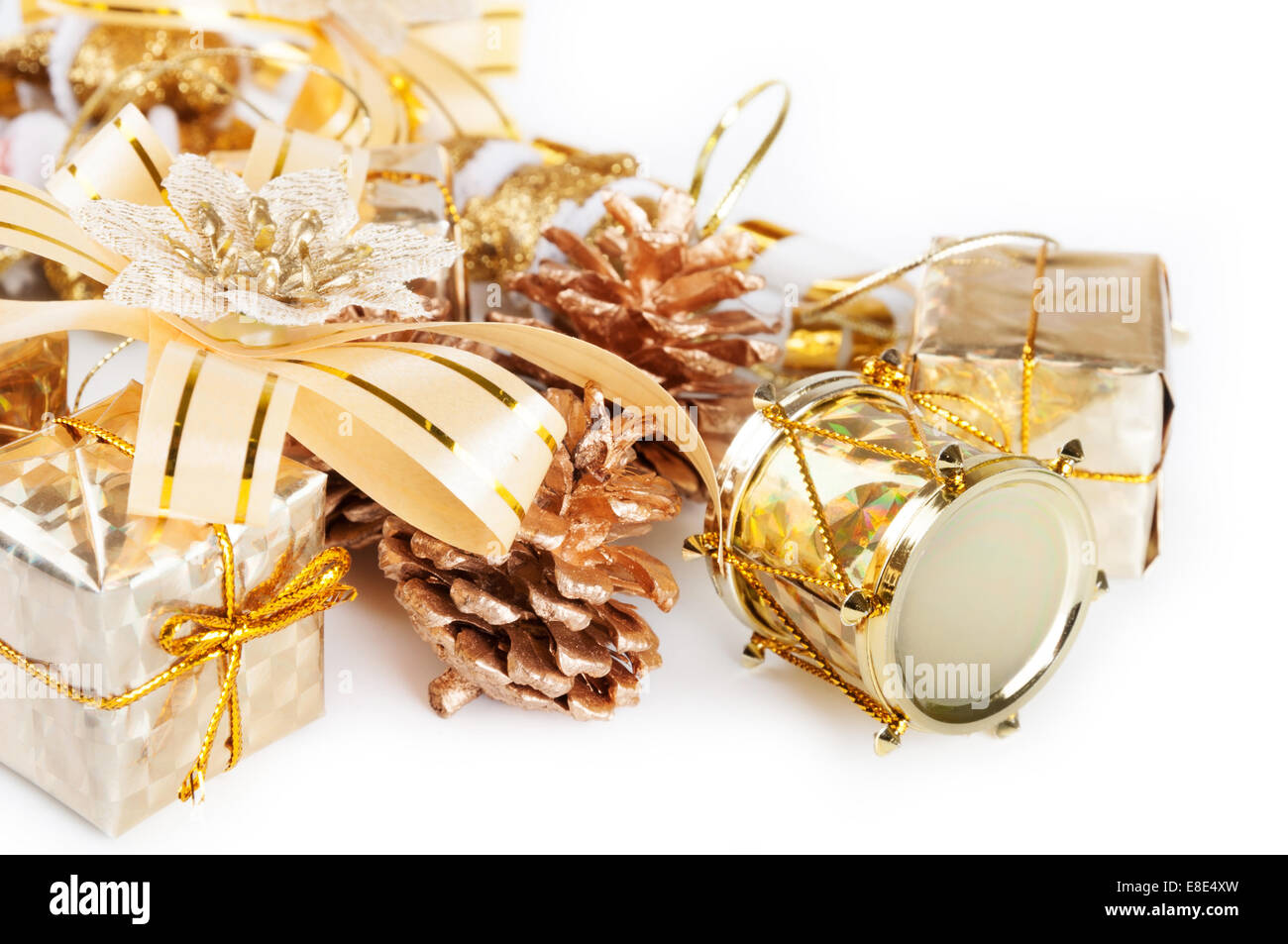 Golden decorazioni di Natale su sfondo bianco Foto Stock
