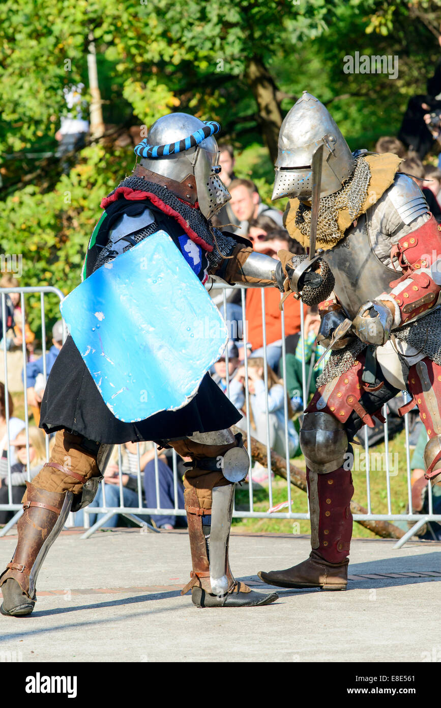 Gli appassionati dei vecchi cavalieri mostrano i loro costumi e le competenze in un duello presso il Centro Culturale "castello" - Lesnica a Wroclaw in Polonia Foto Stock