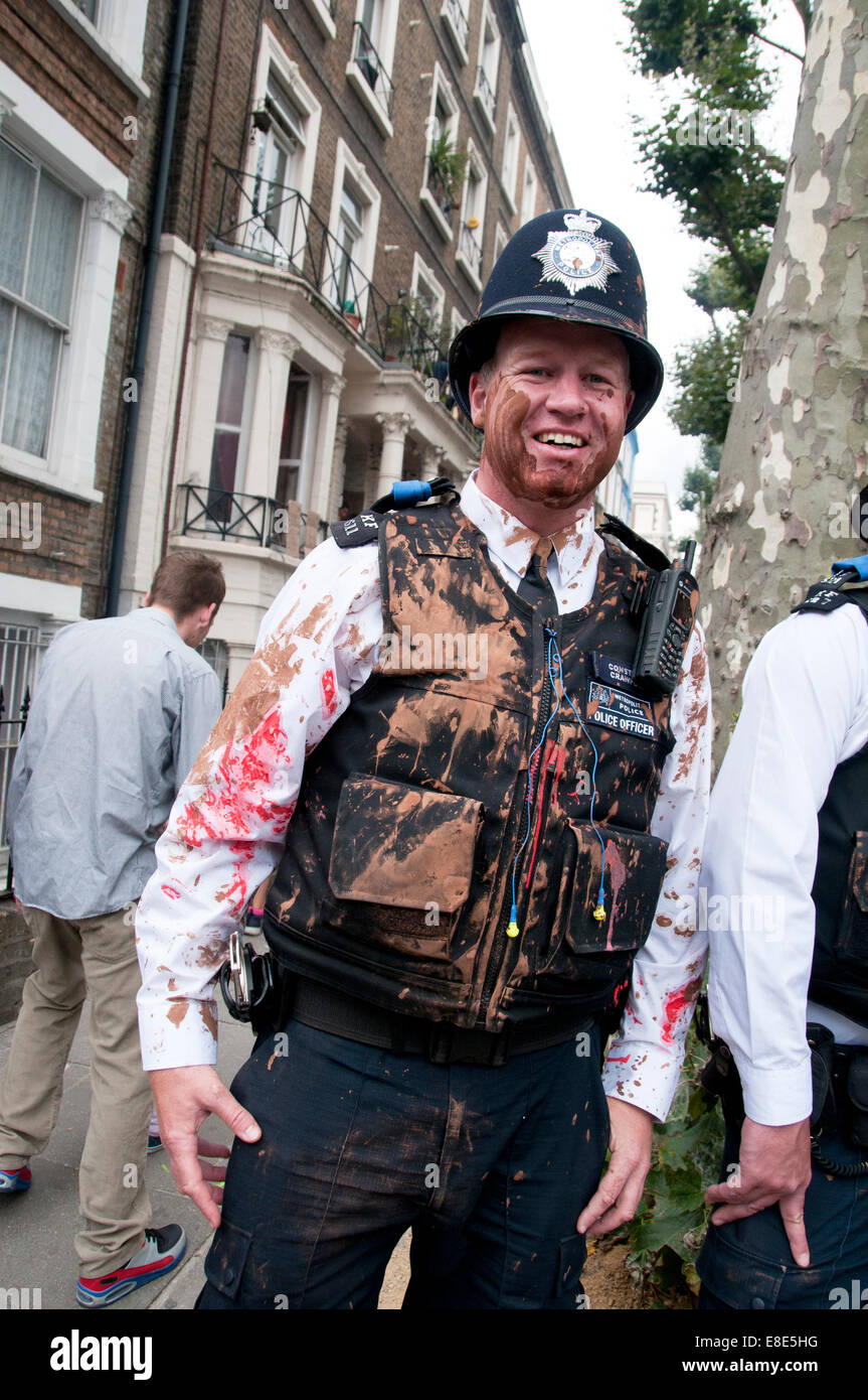 La polizia spruzzato con vernice annuale al carnevale di Notting Hill a Londra 2014 Foto Stock