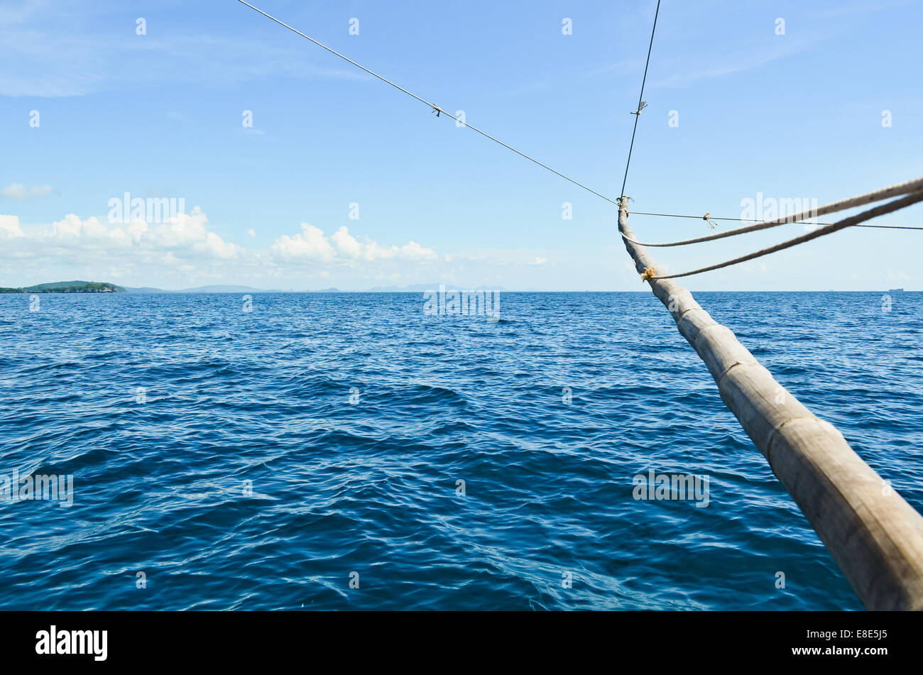 Paesaggio mare blu sul cielo luminoso di estate, Thailandia Foto Stock