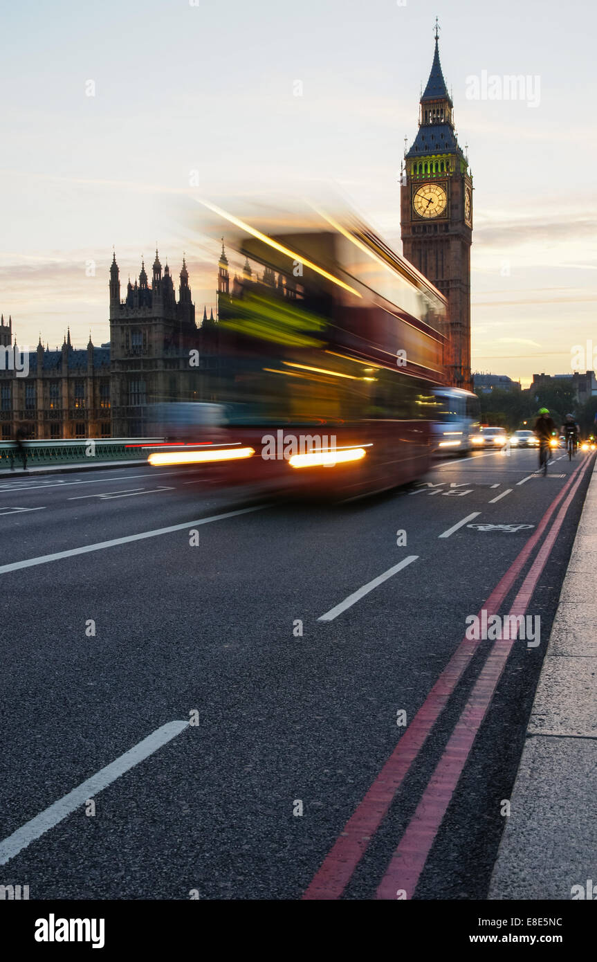 Double Decker bus passando dal Big Ben a Londra England Regno Unito Regno Unito Foto Stock