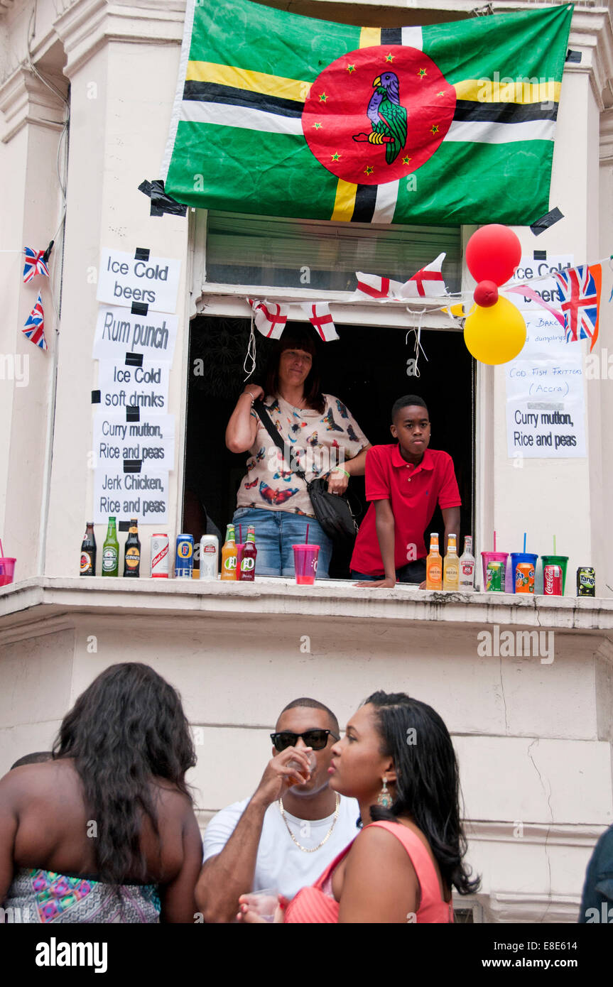 I residenti di vendita di alimenti e bevande dalle loro case annuale durante il carnevale di Notting Hill a Londra 2014 Foto Stock