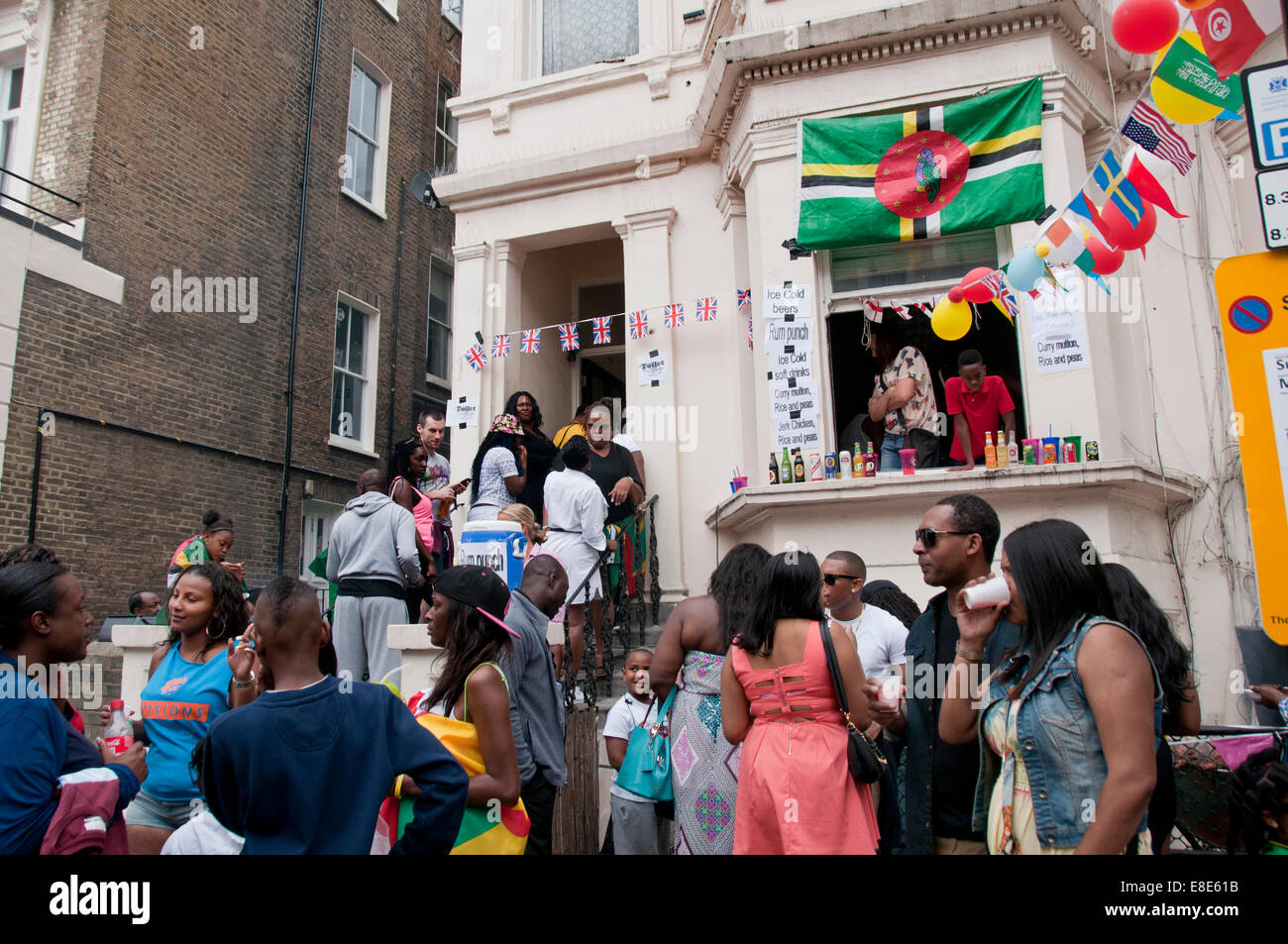 I residenti di vendita di alimenti e bevande dalle loro case annuale durante il carnevale di Notting Hill a Londra 2014 Foto Stock